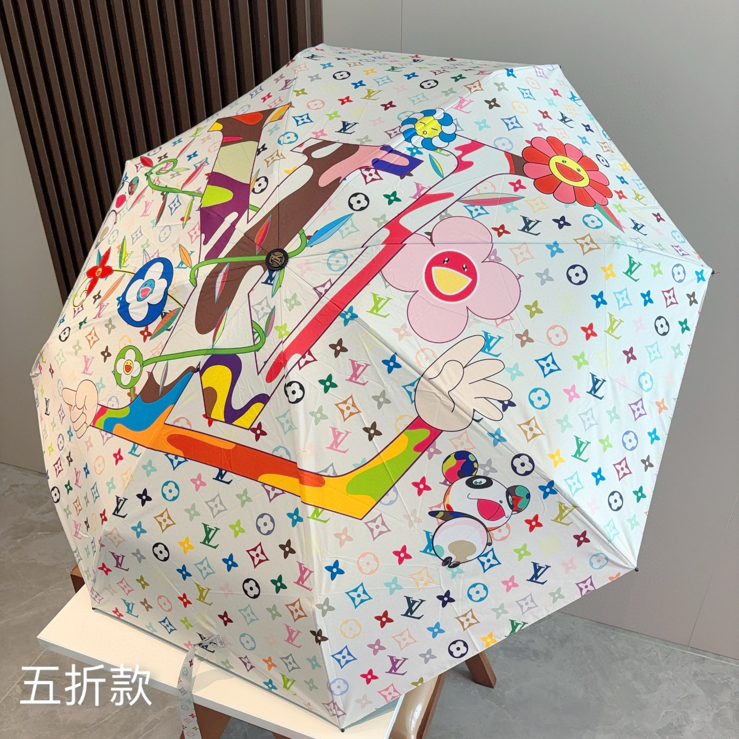  LOUIS VUITTON（路易威登）五折伞 热卖款 时尚指数爆表 不论晴天雨天使用都相得益彰 拥有它