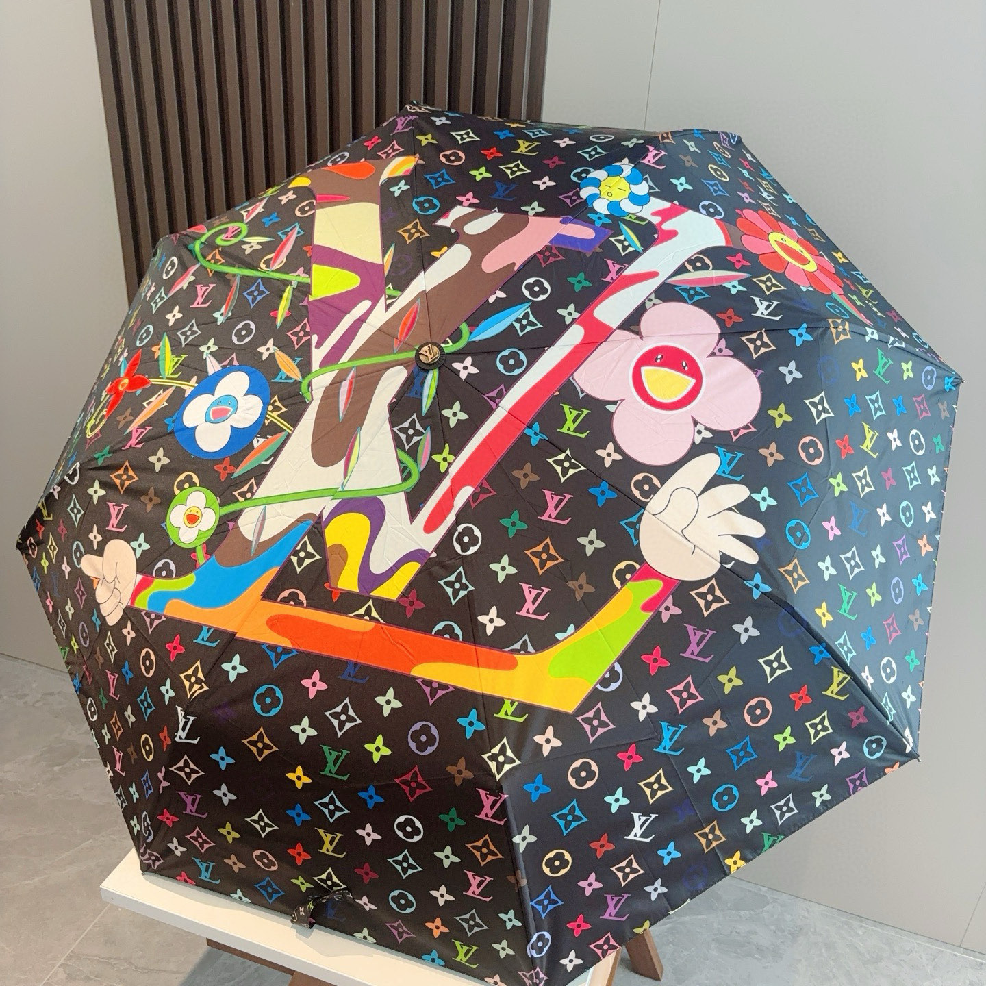 LOUIS VUITTON （路易威登）新款 三折自动折叠晴雨伞 新涂层技术深色伞面 拥有令人惊喜的遮光