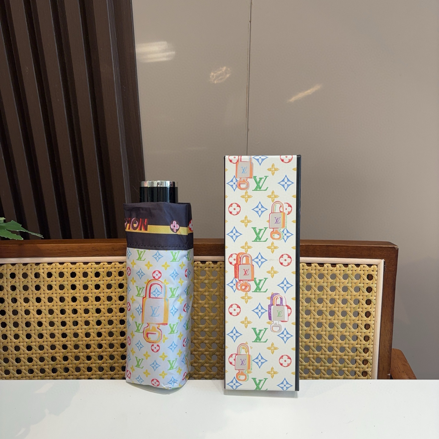  LOUIS VUITTON（路易威登）五折伞 热卖款 时尚指数爆表 不论晴天雨天使用都相得益彰 拥有它