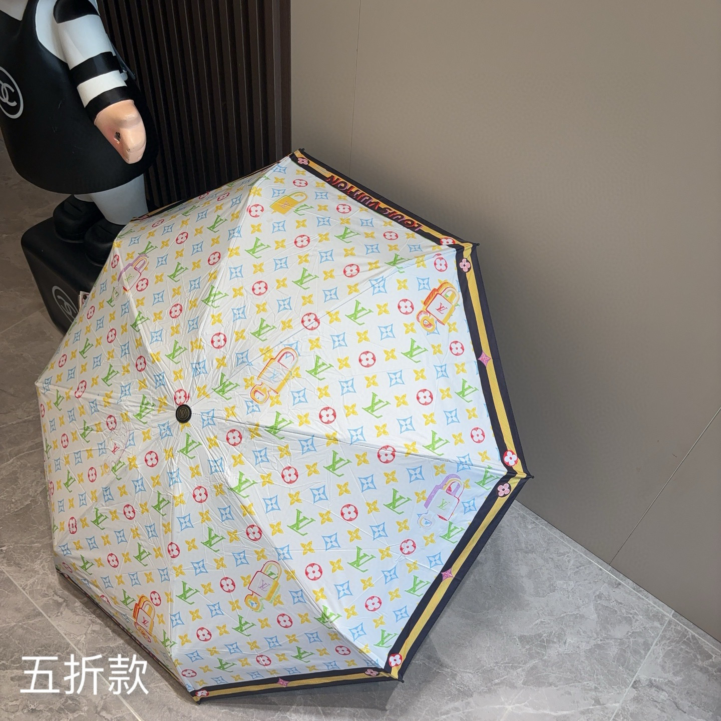  LOUIS VUITTON（路易威登）五折伞 热卖款 时尚指数爆表 不论晴天雨天使用都相得益彰 拥有它
