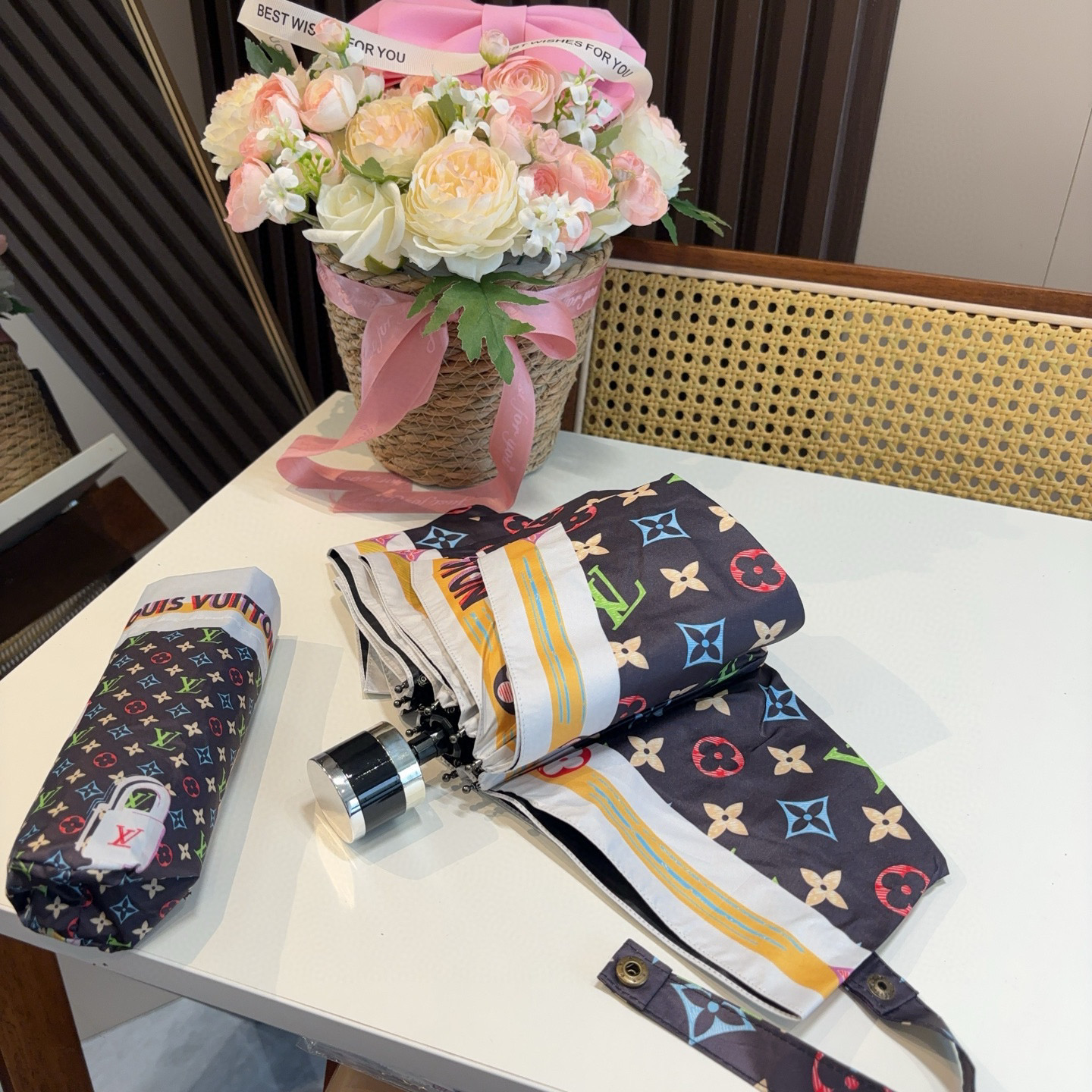  LOUIS VUITTON（路易威登）五折伞 热卖款 时尚指数爆表 不论晴天雨天使用都相得益彰 拥有它