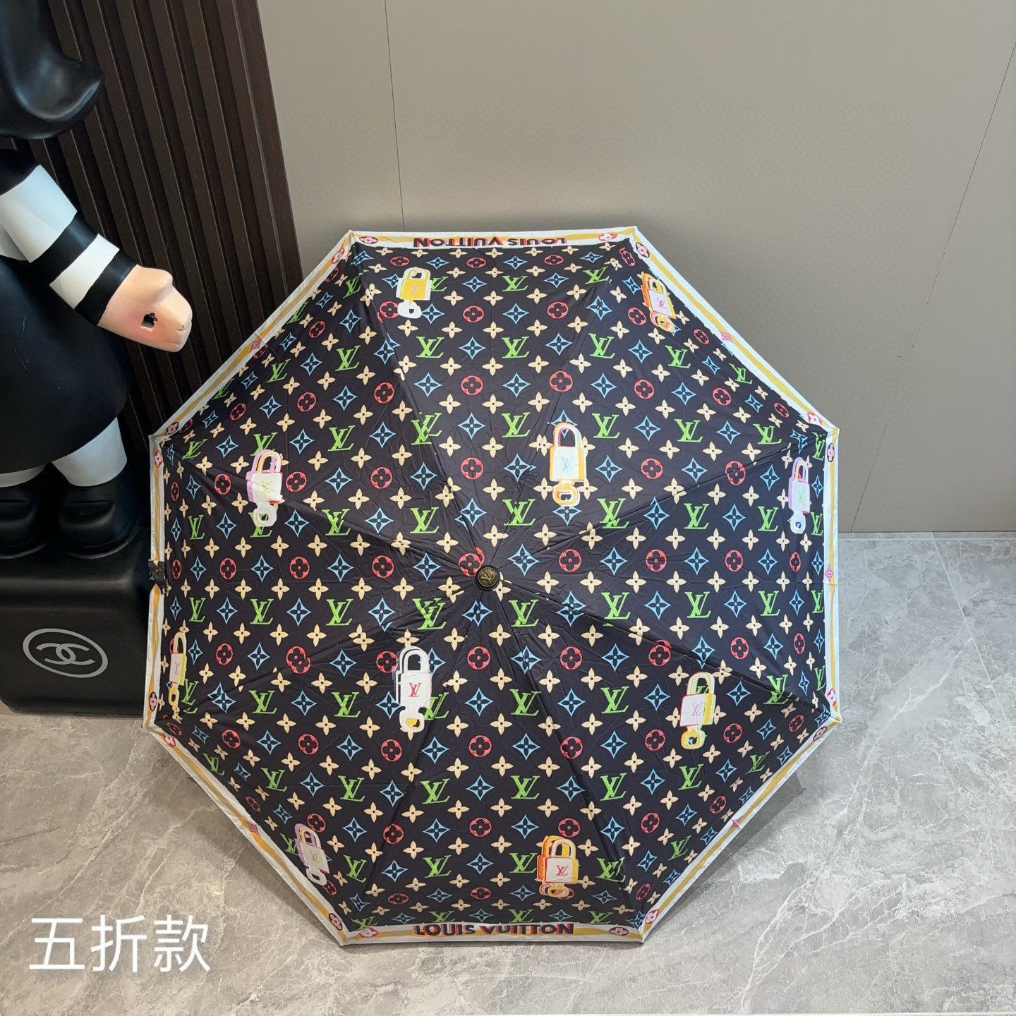  LOUIS VUITTON（路易威登）五折伞 热卖款 时尚指数爆表 不论晴天雨天使用都相得益彰 拥有它