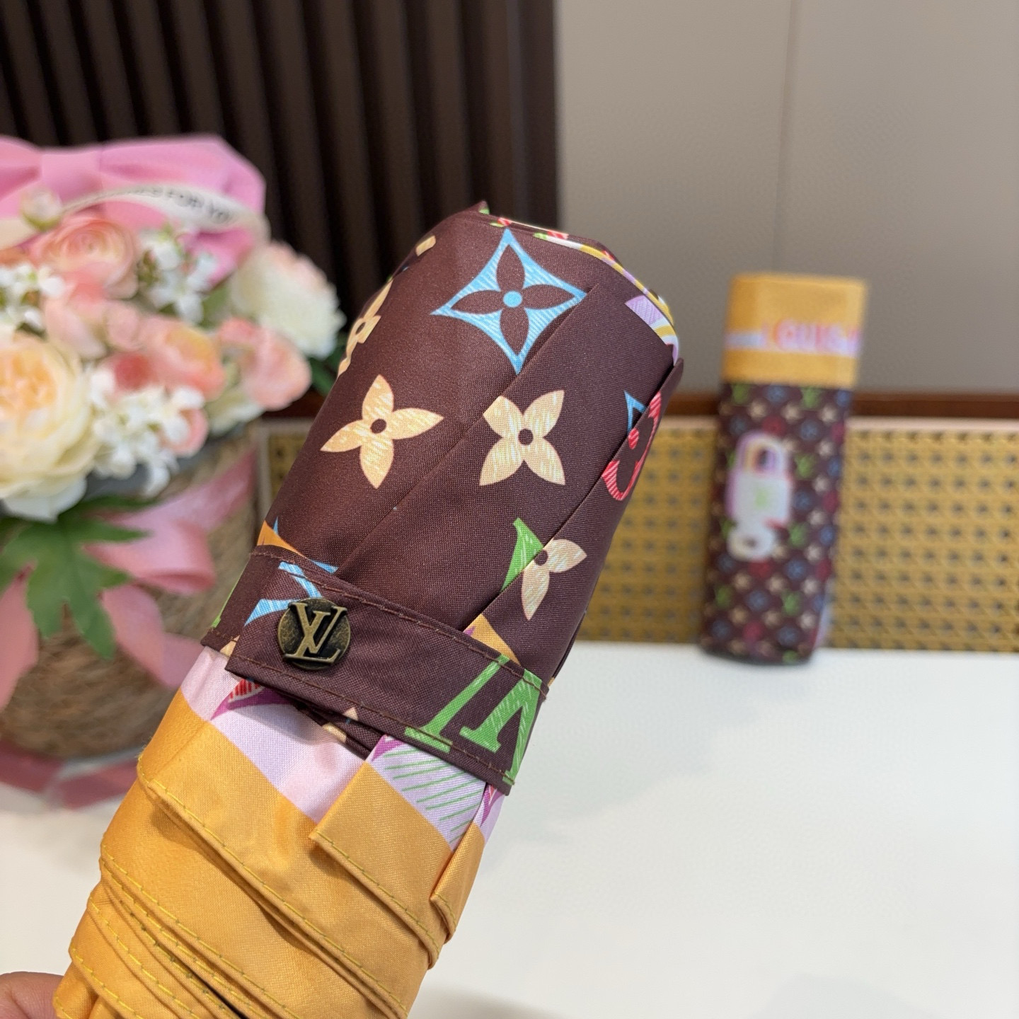  LOUIS VUITTON（路易威登）五折伞 热卖款 时尚指数爆表 不论晴天雨天使用都相得益彰 拥有它