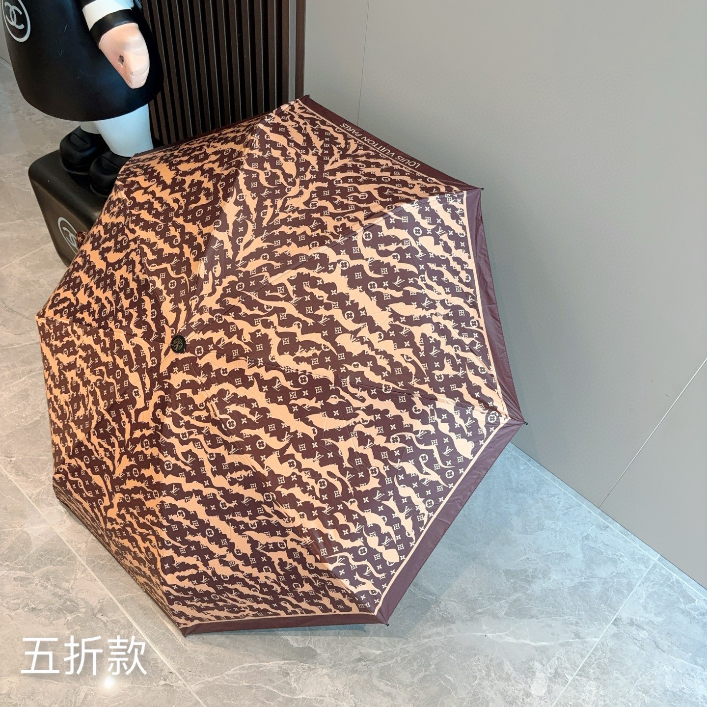  LOUIS VUITTON（路易威登）五折伞 热卖款 时尚指数爆表 不论晴天雨天使用都相得益彰 拥有它