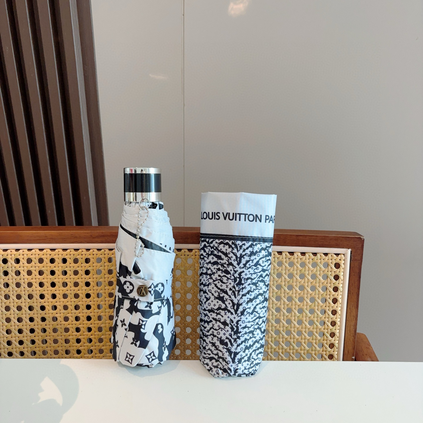  LOUIS VUITTON（路易威登）五折伞 热卖款 时尚指数爆表 不论晴天雨天使用都相得益彰 拥有它