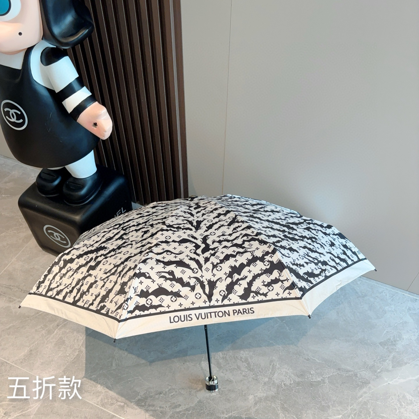  LOUIS VUITTON（路易威登）五折伞 热卖款 时尚指数爆表 不论晴天雨天使用都相得益彰 拥有它