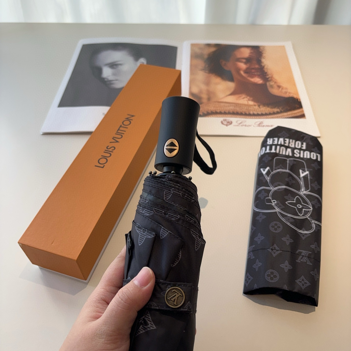 LOUIS VUITTON （路易威登）新款 三折自动折叠晴雨伞 新涂层技术深色伞面 拥有令人惊喜的遮光