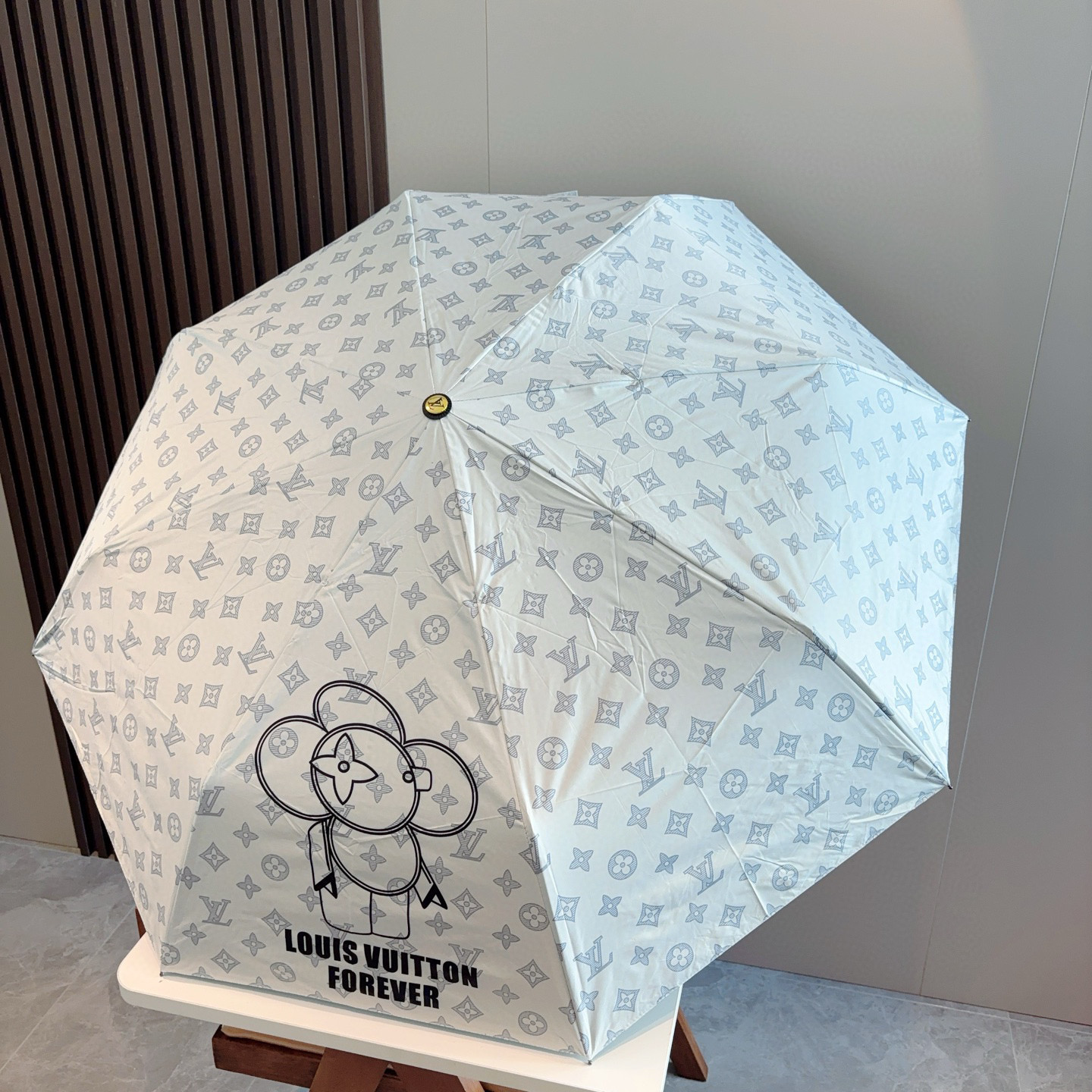 LOUIS VUITTON （路易威登）新款 三折自动折叠晴雨伞 新涂层技术深色伞面 拥有令人惊喜的遮光