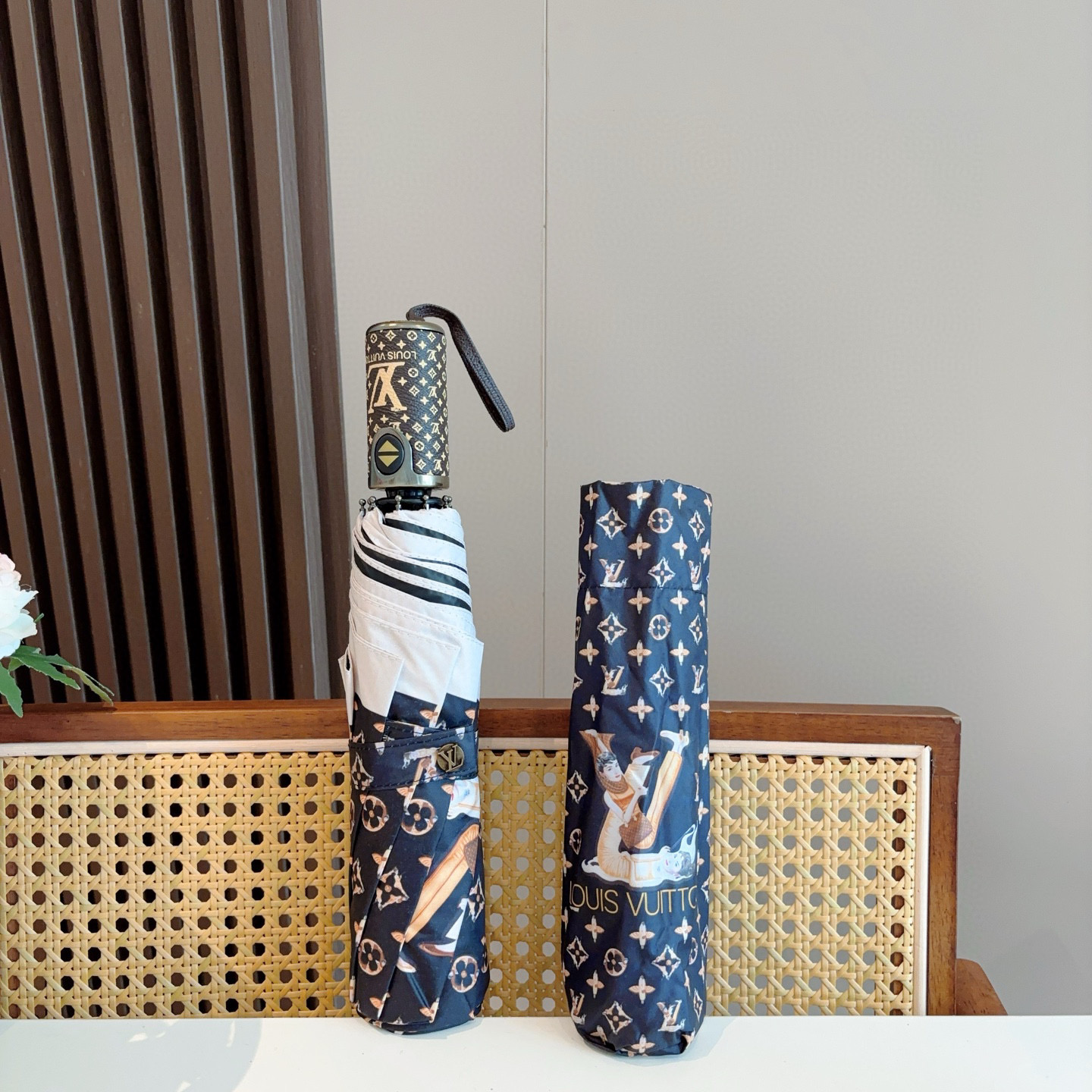 LOUIS VUITTON （路易威登）新款 三折自动折叠晴雨伞 新涂层技术深色伞面 拥有令人惊喜的遮光