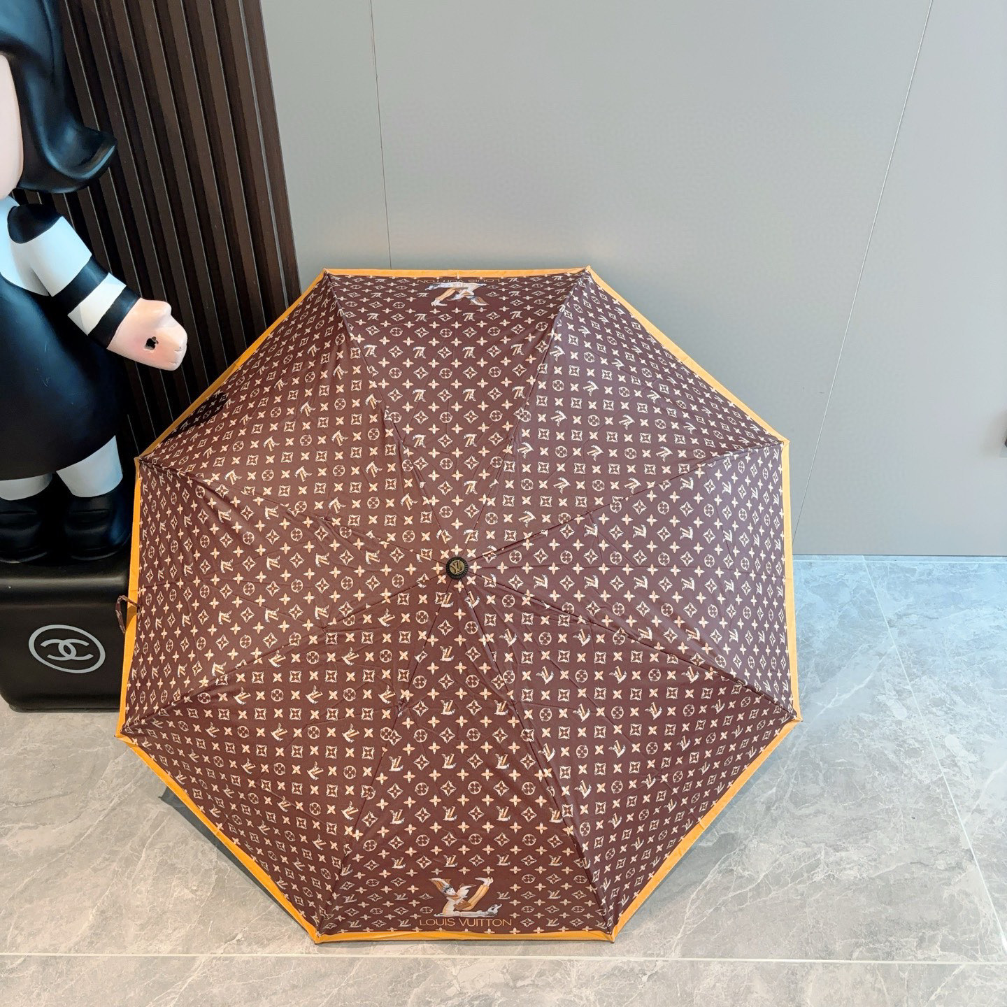 LOUIS VUITTON （路易威登）新款 三折自动折叠晴雨伞 新涂层技术深色伞面 拥有令人惊喜的遮光