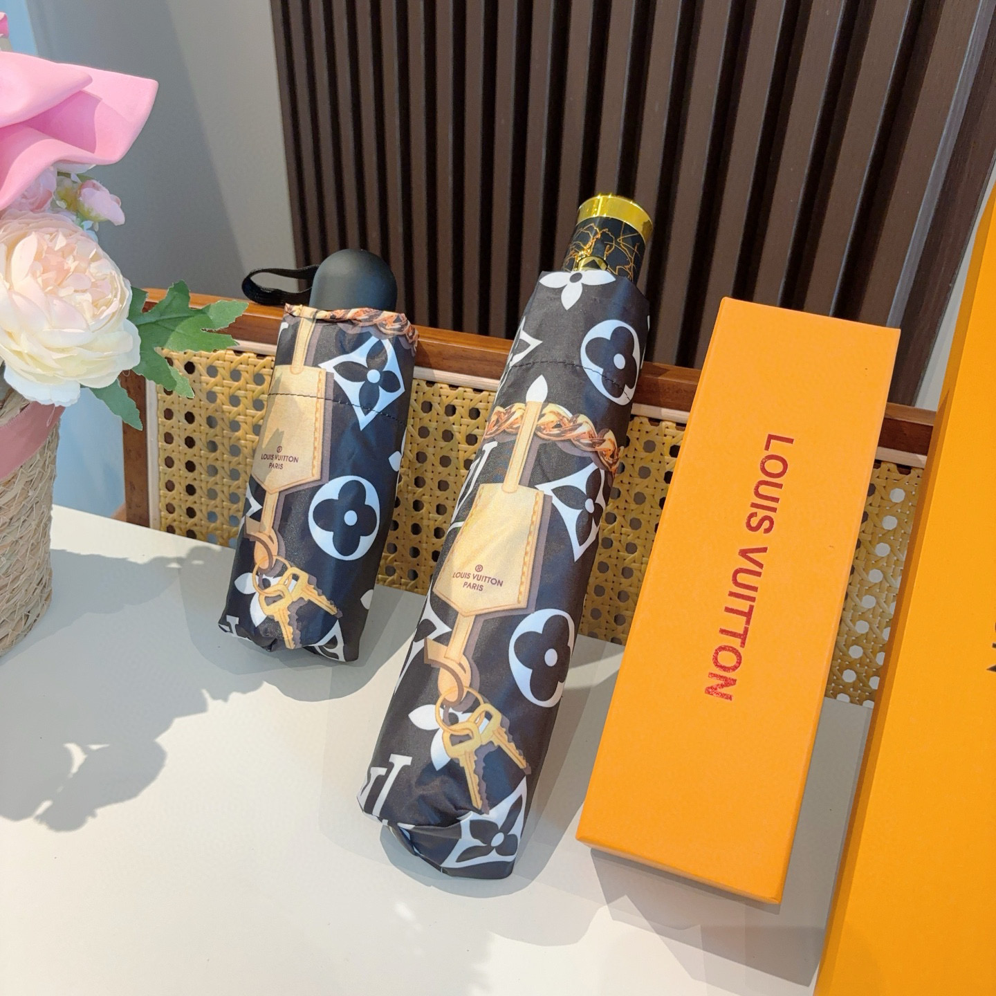 LOUIS VUITTON （路易威登）新款 三折自动折叠晴雨伞 新涂层技术深色伞面 拥有令人惊喜的遮光