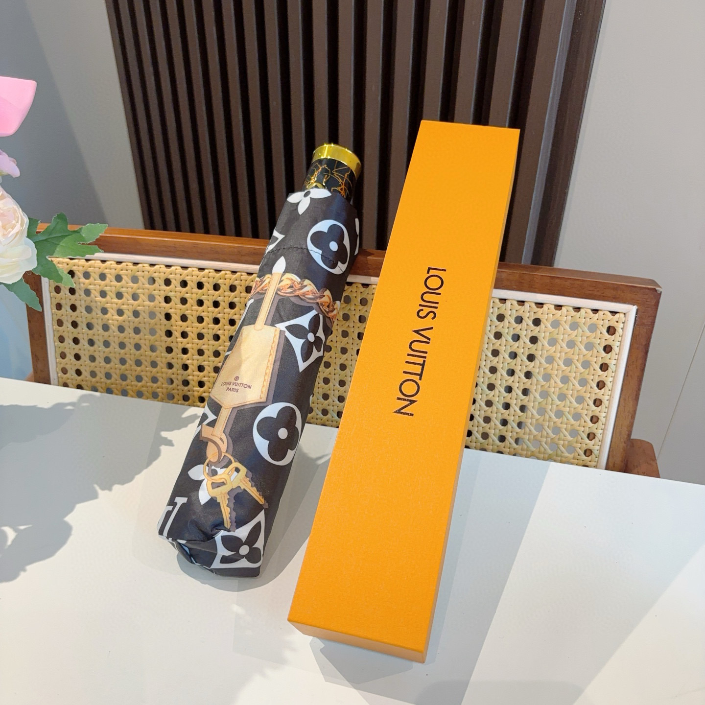 LOUIS VUITTON （路易威登）新款 三折自动折叠晴雨伞 新涂层技术深色伞面 拥有令人惊喜的遮光
