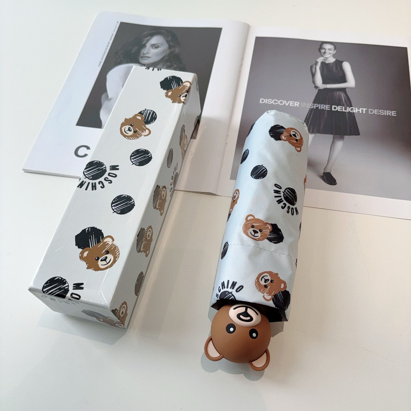  Moschino（莫斯奇诺）熊头柄 五折手开伞设计师Franco Moschino以自己的名字命名的一