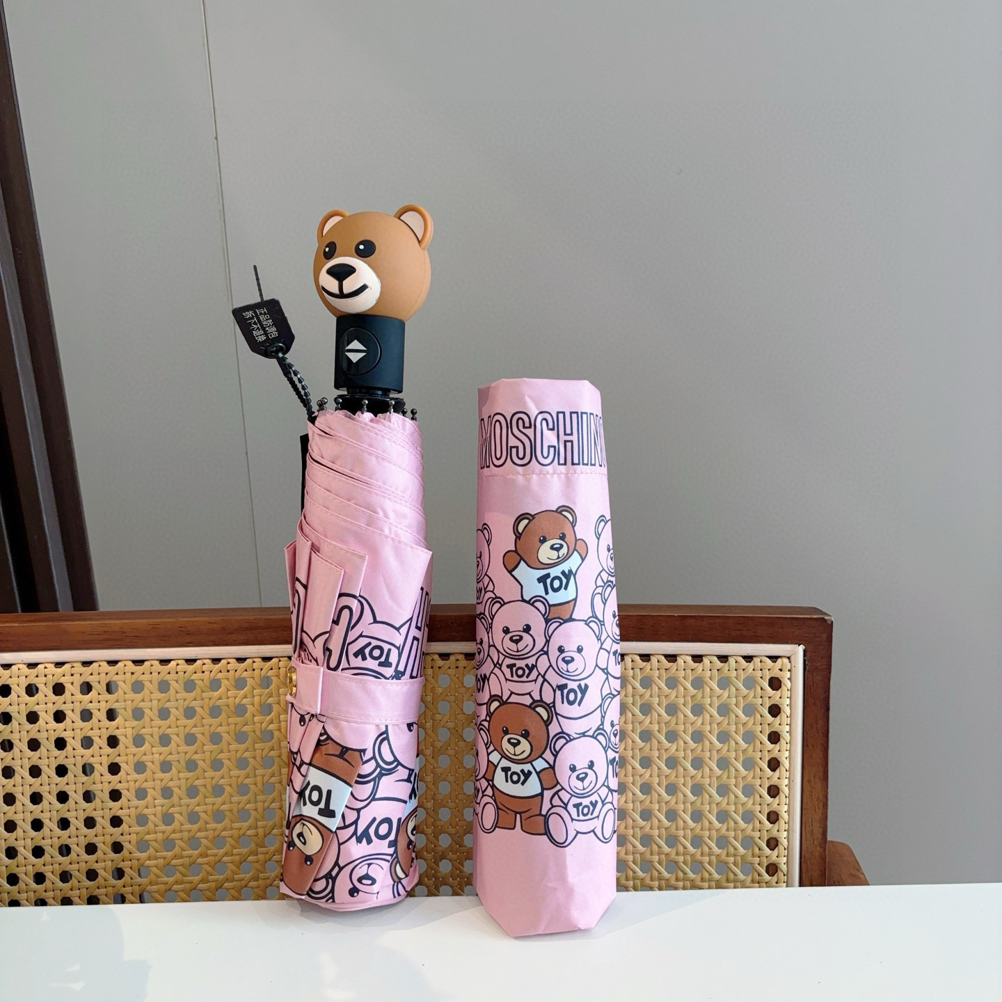  Moschino（莫斯奇诺）熊头柄 三折自动伞设计师Franco Moschino以自己的名字命名的一
