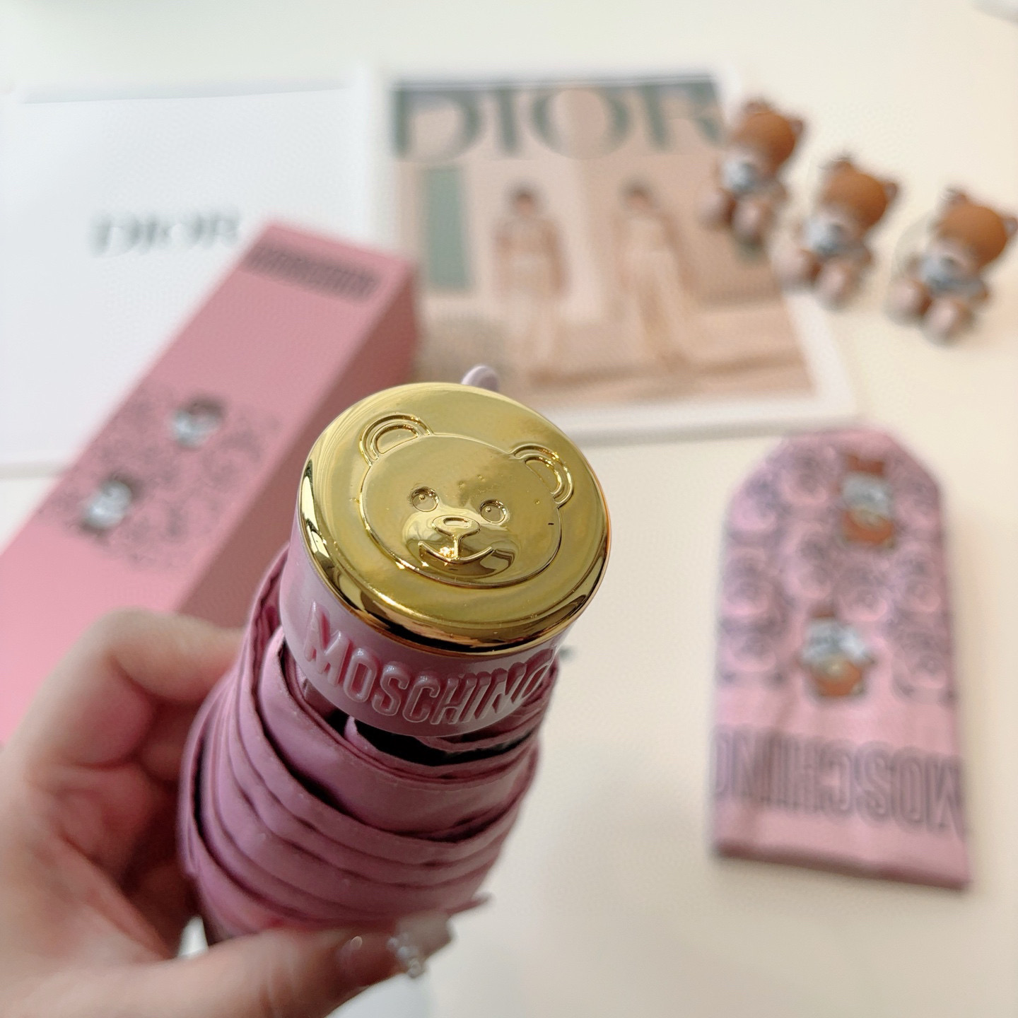  Moschino（莫斯奇诺）五折手开伞设计师Franco Moschino以自己的名字命名的一个意大利