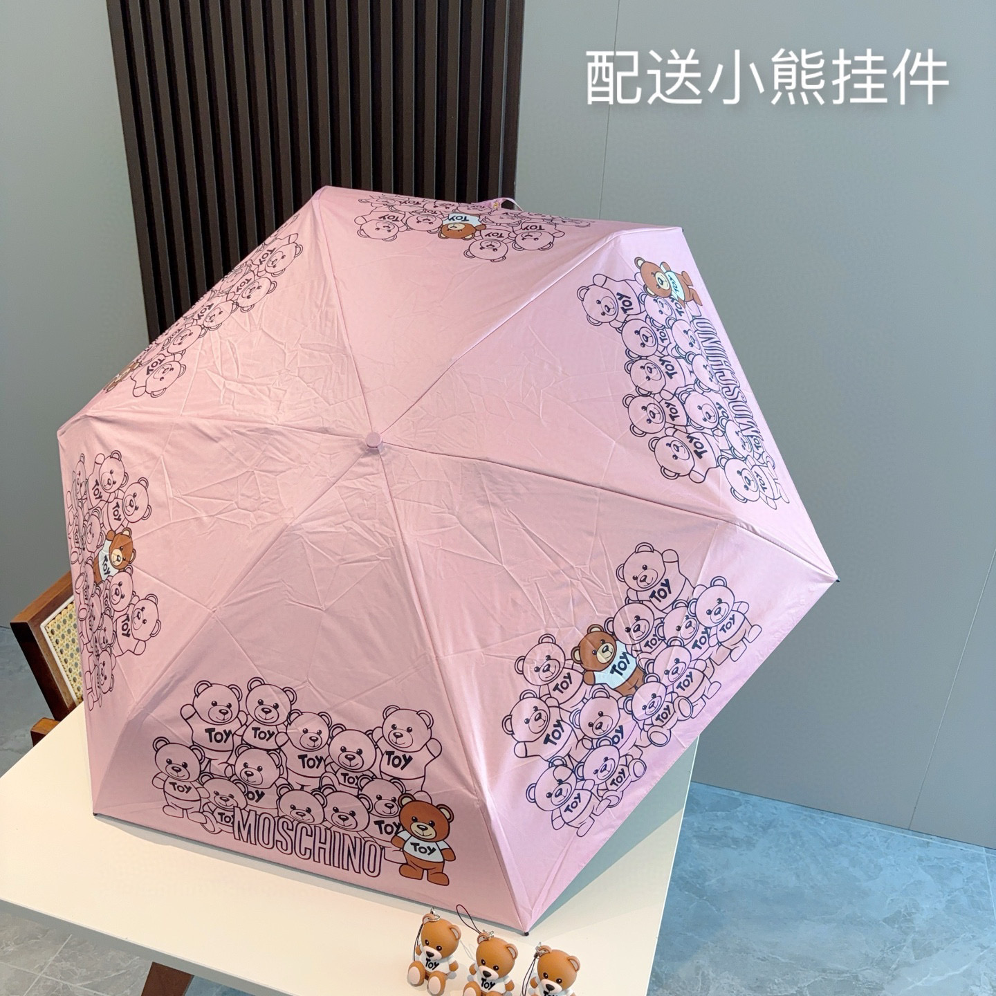  Moschino（莫斯奇诺）五折手开伞设计师Franco Moschino以自己的名字命名的一个意大利