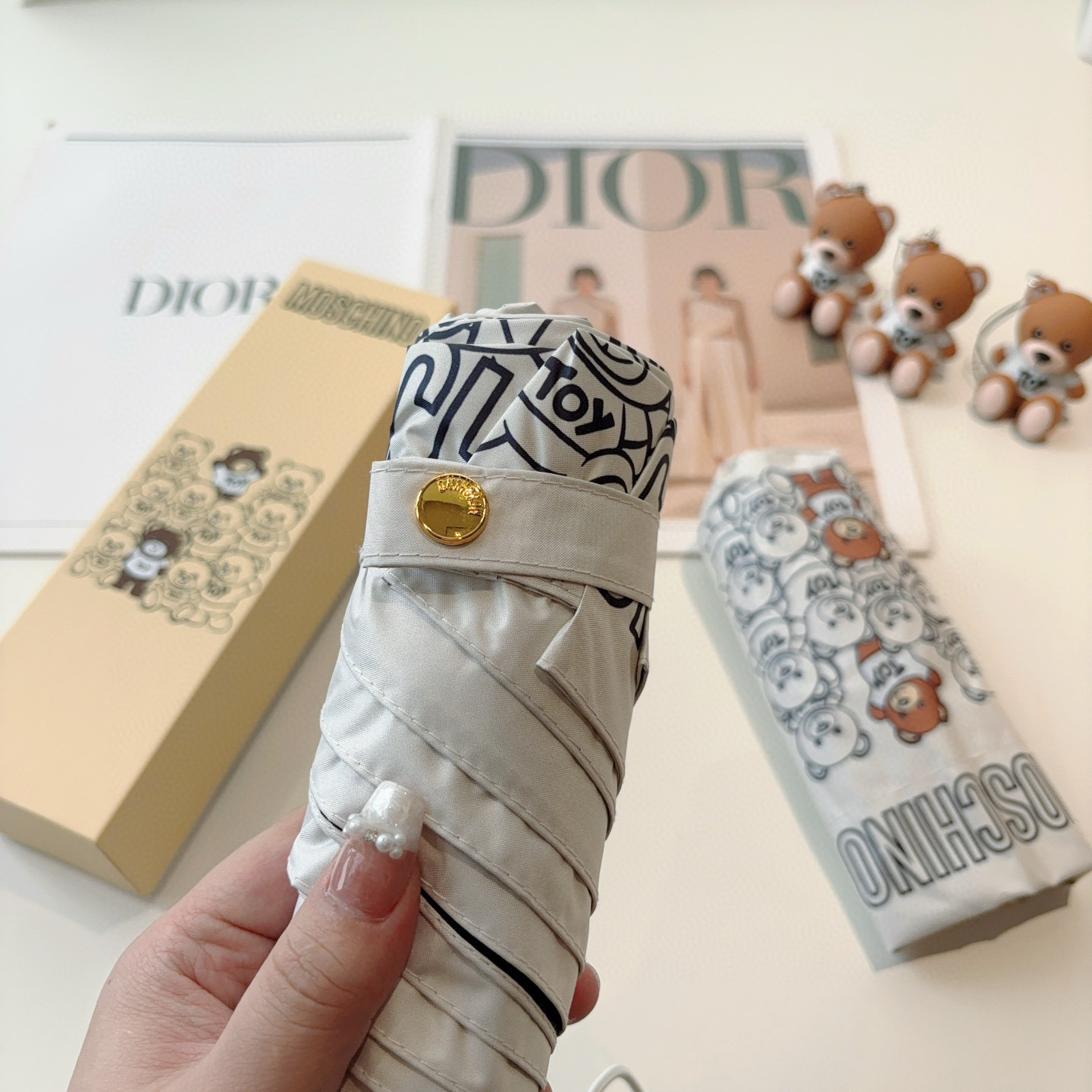  Moschino（莫斯奇诺）五折手开伞设计师Franco Moschino以自己的名字命名的一个意大利