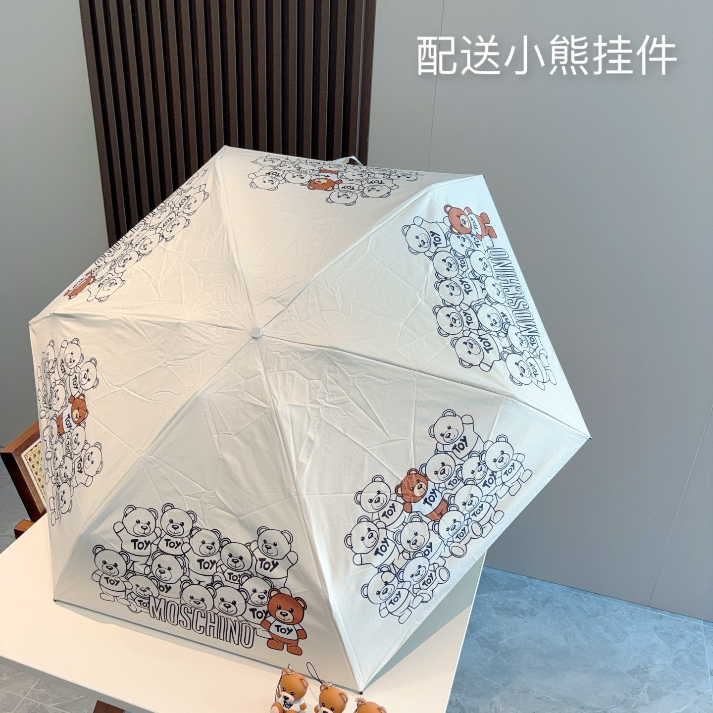  Moschino（莫斯奇诺）五折手开伞设计师Franco Moschino以自己的名字命名的一个意大利