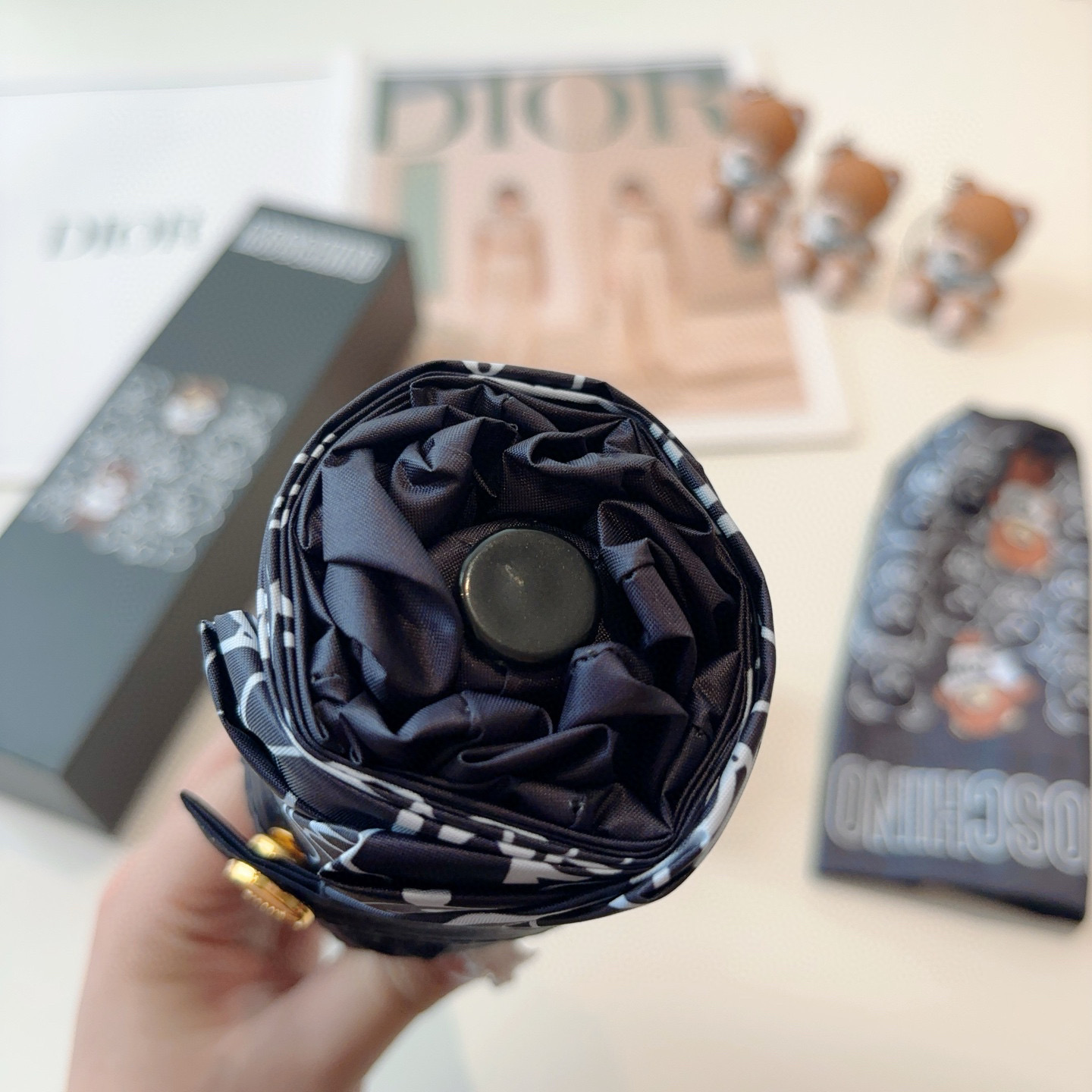  Moschino（莫斯奇诺）五折手开伞设计师Franco Moschino以自己的名字命名的一个意大利