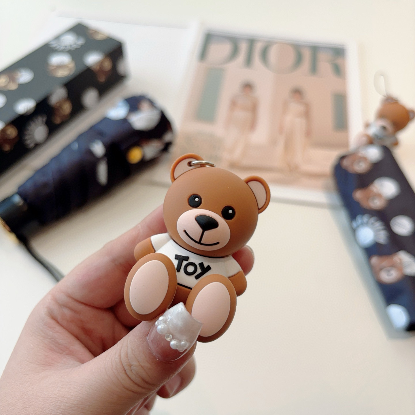  Moschino（莫斯奇诺）五折手开伞设计师Franco Moschino以自己的名字命名的一个意大利