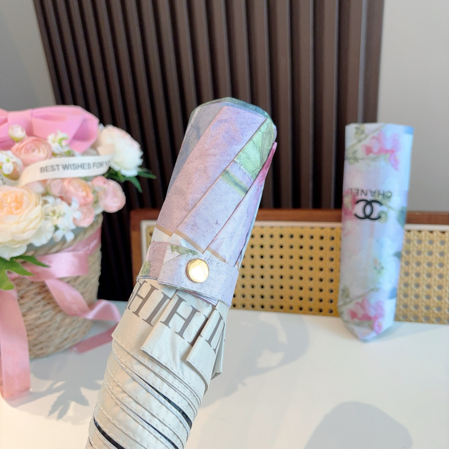  CHANEL（香奈儿）三折自动折叠晴雨伞 集合香奈儿灵魂LOGO为一体的设计风格高雅奢华 带在身上带来