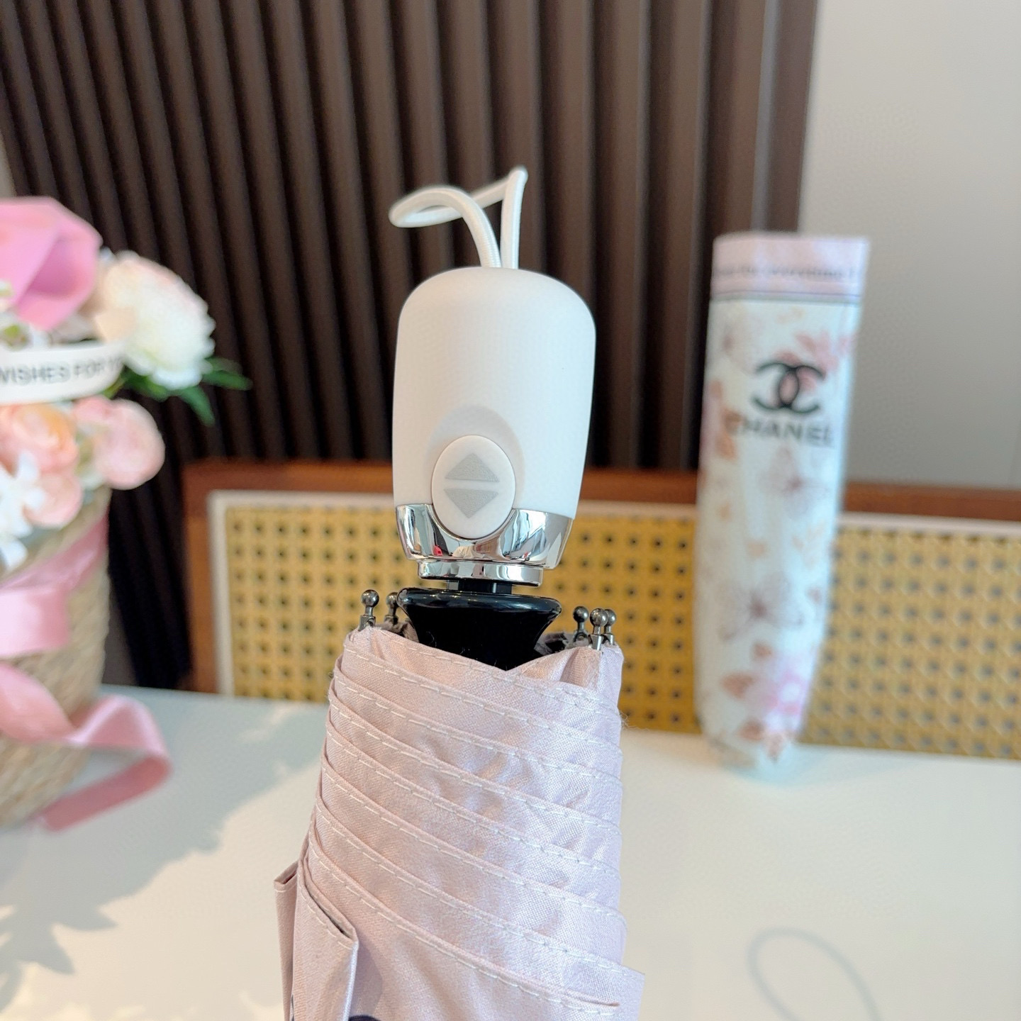  CHANEL（香奈儿）三折自动折叠晴雨伞 集合香奈儿灵魂LOGO为一体的设计风格高雅奢华 带在身上带来
