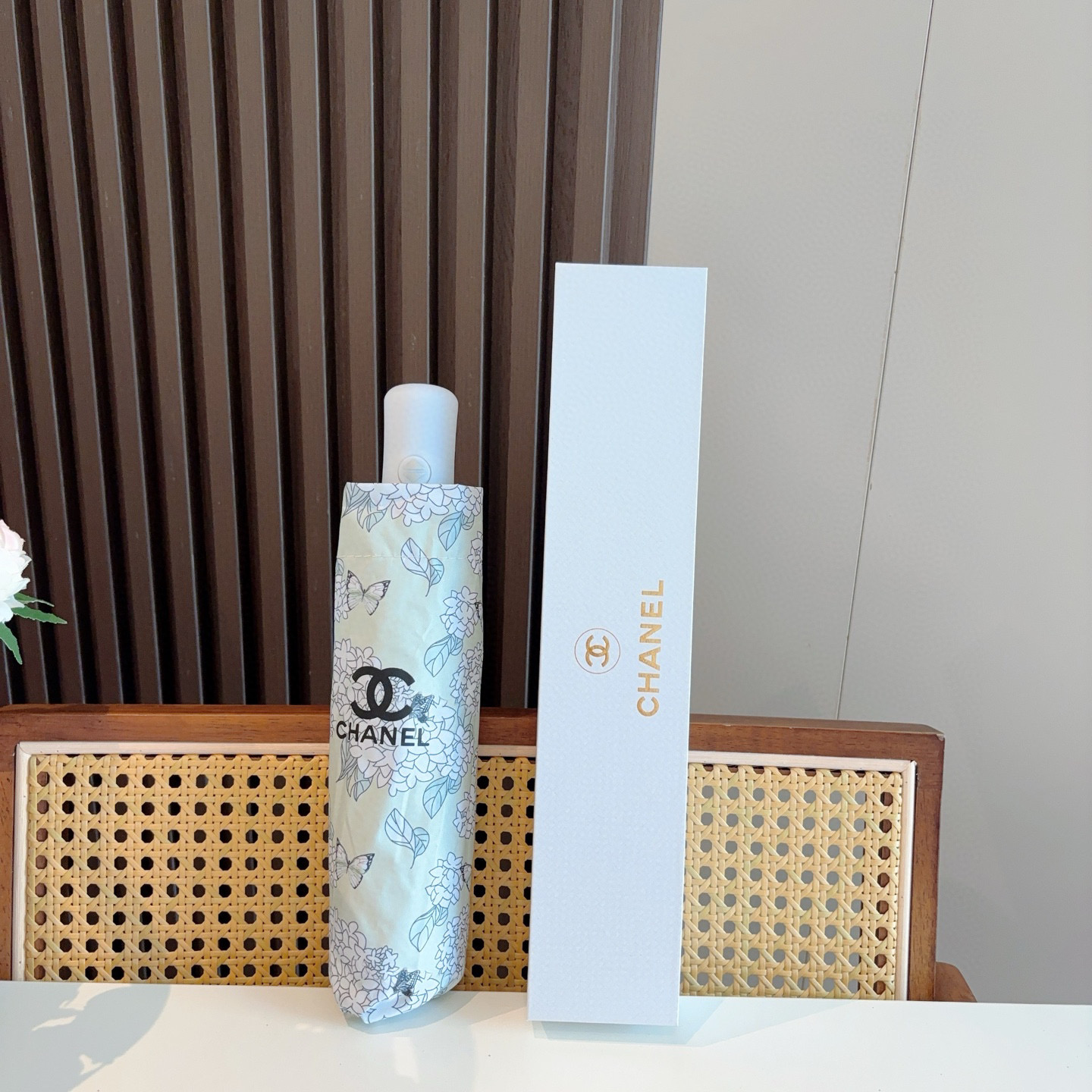  CHANEL（香奈儿）三折自动折叠晴雨伞 集合香奈儿灵魂LOGO为一体的设计风格高雅奢华 带在身上带来