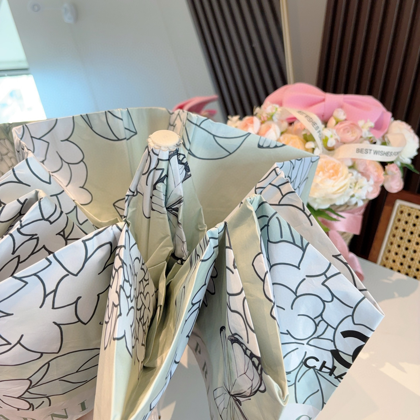  CHANEL（香奈儿）三折自动折叠晴雨伞 集合香奈儿灵魂LOGO为一体的设计风格高雅奢华 带在身上带来