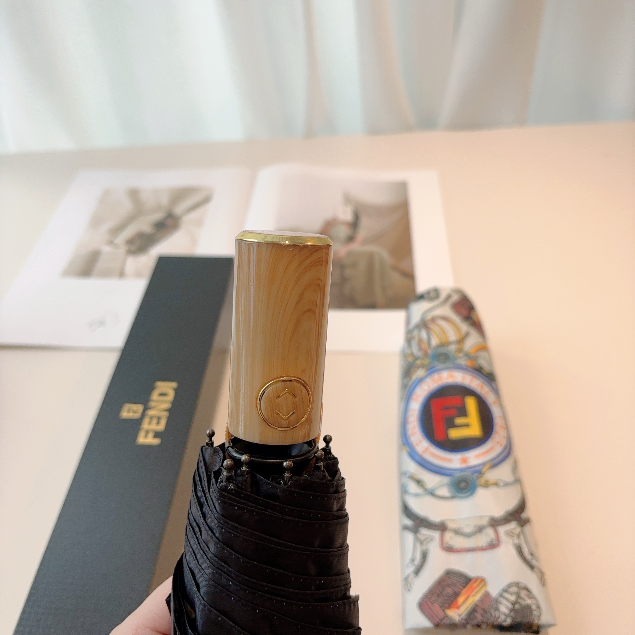  FENDI（芬迪）三折自动折叠晴雨伞 年度最新火爆单品  原单代工级品质 第一代210T碰击布防嗮拒水