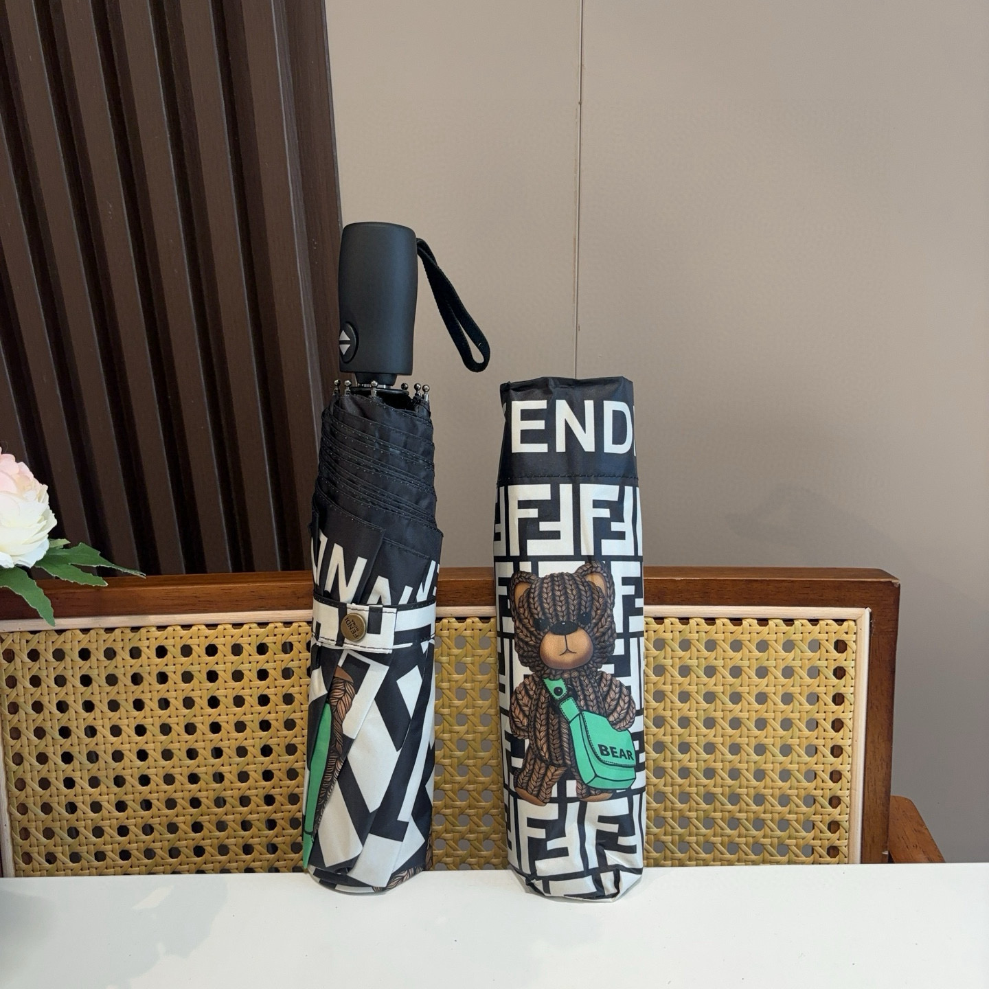  FENDI（芬迪）三折自动折叠晴雨伞 年度最新火爆单品  原单代工级品质 第一代210T碰击布防嗮拒水