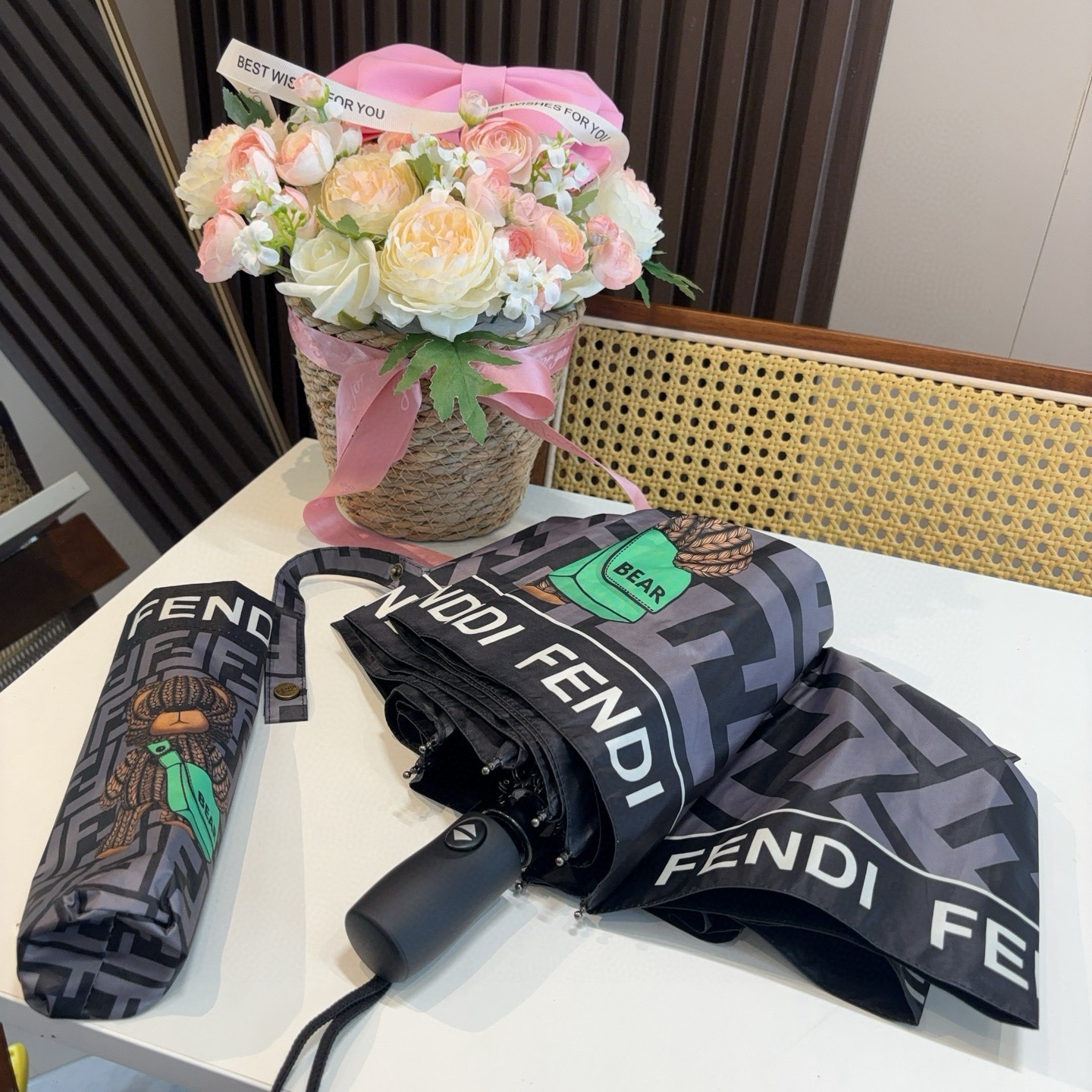  FENDI（芬迪）三折自动折叠晴雨伞 年度最新火爆单品  原单代工级品质 第一代210T碰击布防嗮拒水