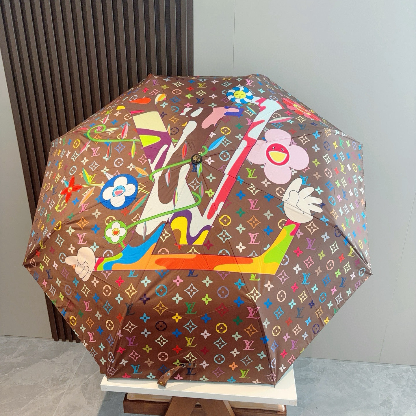  LOUIS VUITTON（路易威登）新款 热气球五折伞 热卖款 时尚指数爆表 不论晴天雨天使用都相得