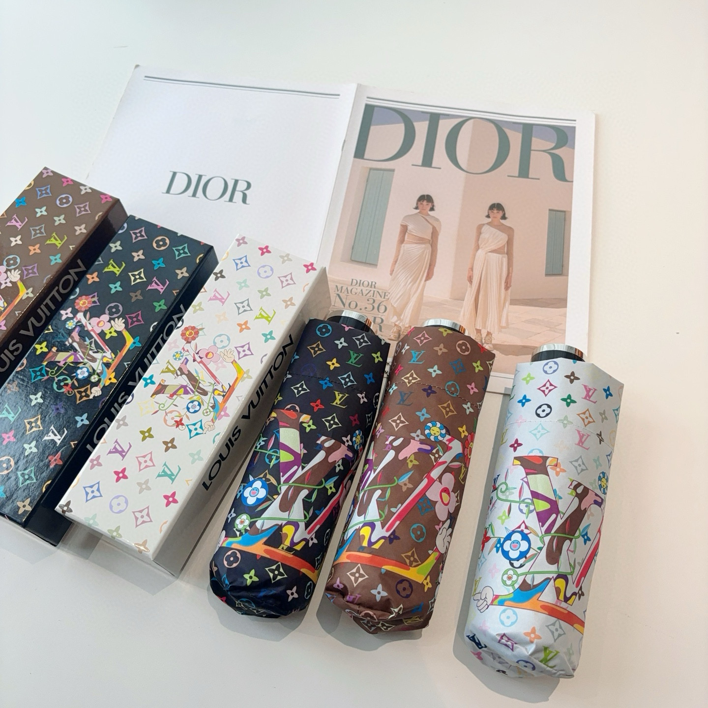  LOUIS VUITTON（路易威登）新款 五折伞 热卖款 时尚指数爆表 不论晴天雨天使用都相得益彰 
