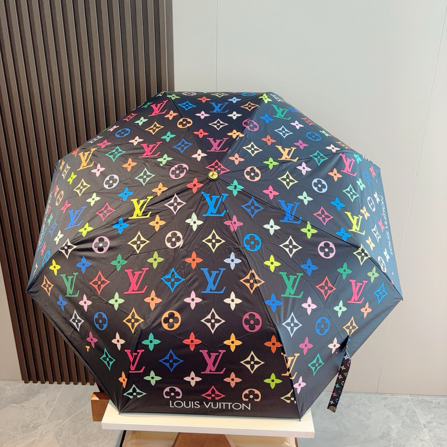  LOUIS VUITTON （路易威登）三折自动折叠晴雨伞 新涂层技术深色伞面 拥有令人惊喜的遮光效果