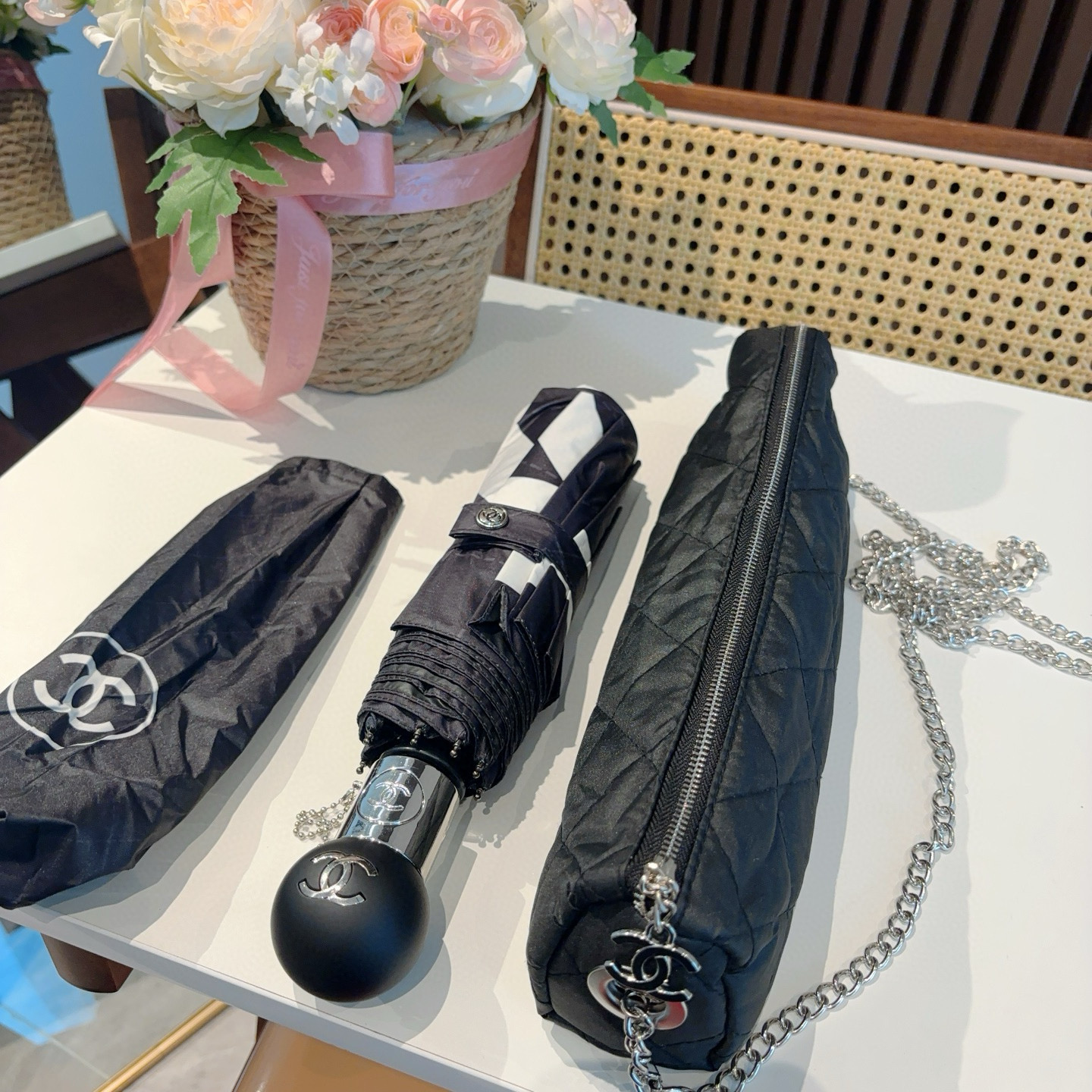 NO:378492,70 CHANEL with chain bag (Chanel) Classic small fragrance three-fold camellia umbrella surface automatic folding sunny umbrella selection imported from Taiwan UV UV umbrella cloth Original single OEM quality umbrella parasol sun umbrellas, umbrellas, chanel, chanel, umbrellas19860909带链包70 CHANEL（香奈儿） 经典小香三折茶花伞面自动折叠晴雨伞 选用台湾进口UV防紫外线伞布 原单代工级品质雨伞遮阳伞太阳伞,雨伞,chanel,chanel,umbrellas,accessory