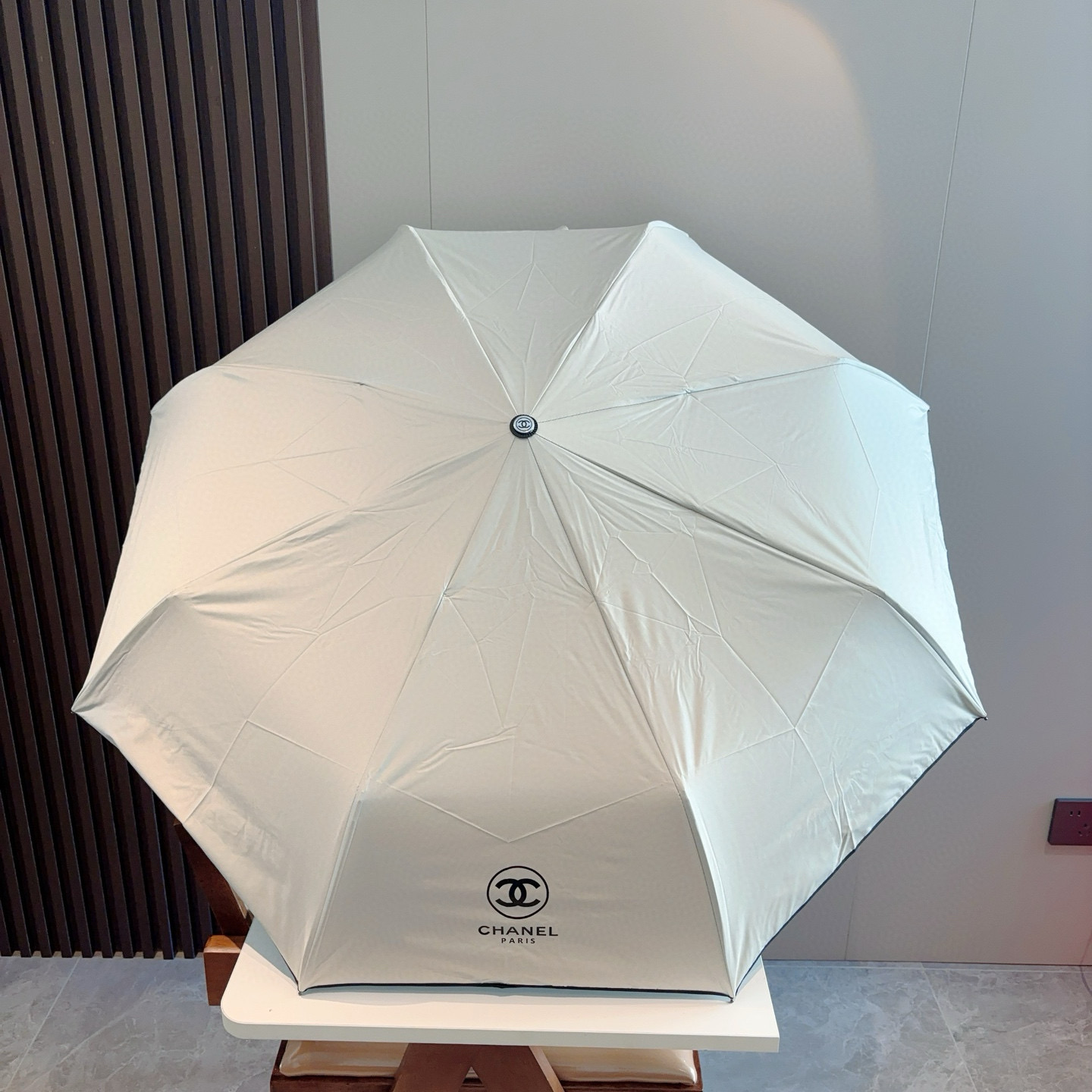  CHANEL（香奈儿）三折自动折叠晴雨伞 集合香奈儿灵魂LOGO为一体的设计风格高雅奢华 带在身上带来