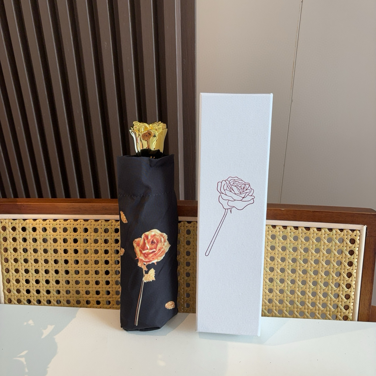 NO:378520,Chanel (CHANEL) high-end rose handle counter new summer style. The latest hot 50-fold pocket umbrella is coming. It uses magnesium-aluminum alloy umbrella bones that are super light and tough. The compact handle allows you to feel the super great feel when using it. It is paired with exquisite packaging. The stylish feeling is full of small and exquisite figure shows a great sun protection effect. You can easily carry umbrellas, parasols, umbrellas, umbrellas, umbrellas, umbrellas, umbrellas, umbrellas, umbrellas, umbrellas, umbrellas, umbrellas, umbrellas, umbrellas, umbrellas, umbrellas, umbrellas, umbrellas, umbrellas19860909香奈儿（CHANEL） 高端玫瑰花手柄专柜夏季新款 最新火爆五折口袋伞震撼来袭 采用加镁铝合金伞骨超轻超坚韧 小巧的手柄让你在使用时感受超级棒的手感 配上精美包装 时尚感爆棚 小巧玲珑的的身材展现大大的防晒效果 一年四季不论大包小包都可以轻松携带雨伞遮阳伞太阳伞,雨伞,chanel,chanel,umbrellas,accessory