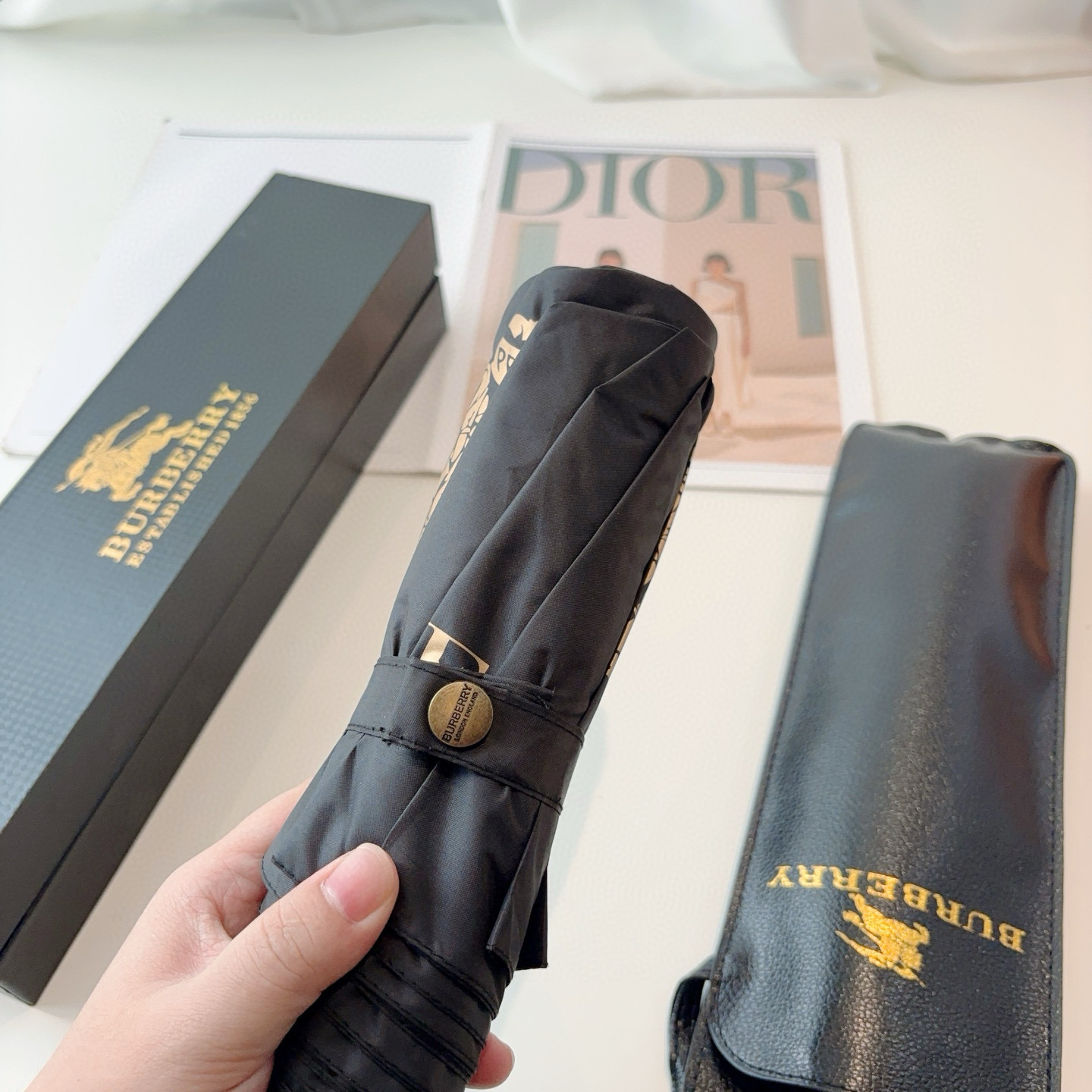  BURBERRY（巴宝莉）子弹手柄 夏季新款 全自动折叠晴雨伞 
黑色涂层防晒有效阻隔紫外线99%，U