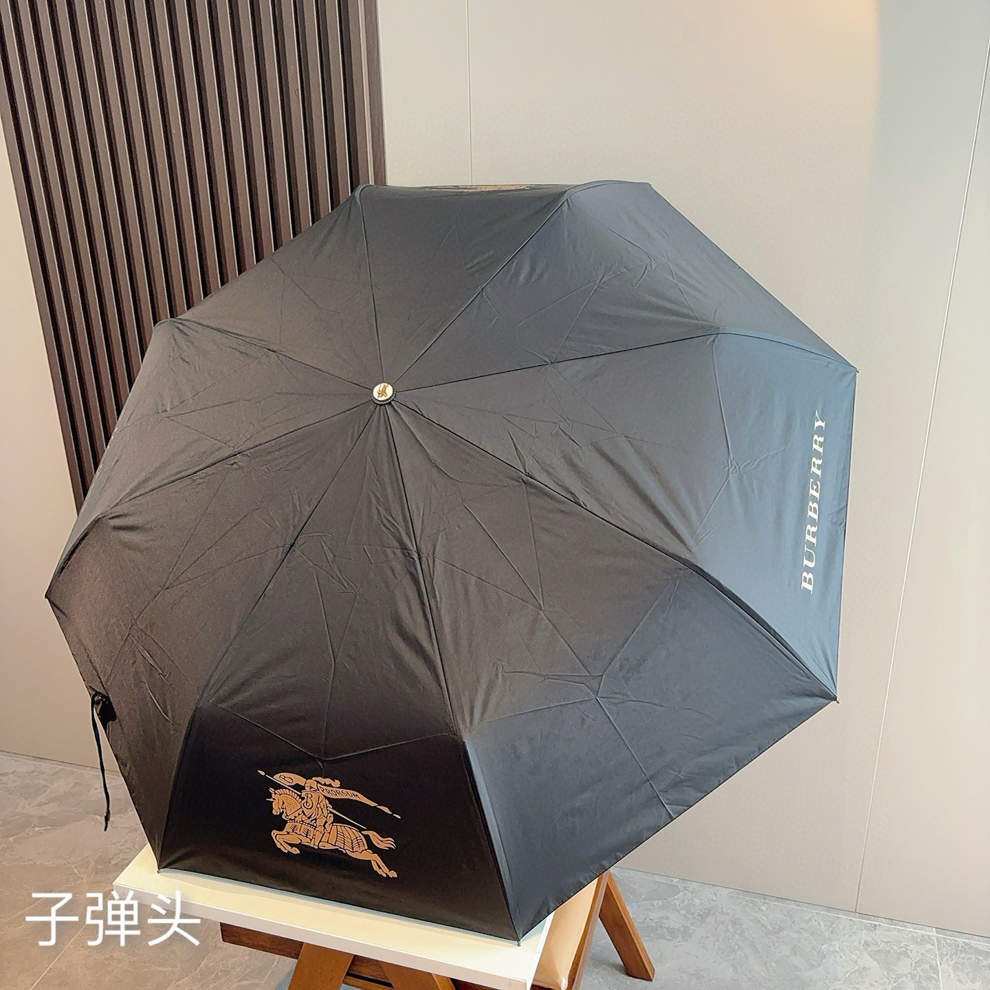  BURBERRY（巴宝莉）子弹手柄 夏季新款 全自动折叠晴雨伞 
黑色涂层防晒有效阻隔紫外线99%，U