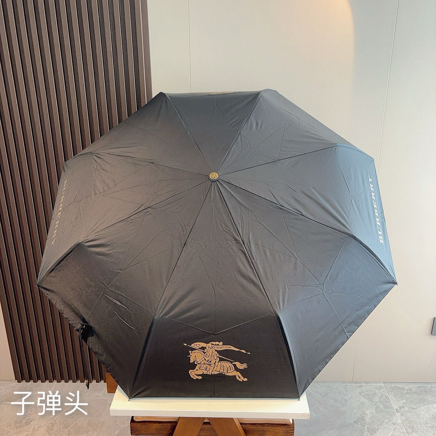  BURBERRY（巴宝莉）子弹手柄 夏季新款 全自动折叠晴雨伞 
黑色涂层防晒有效阻隔紫外线99%，U