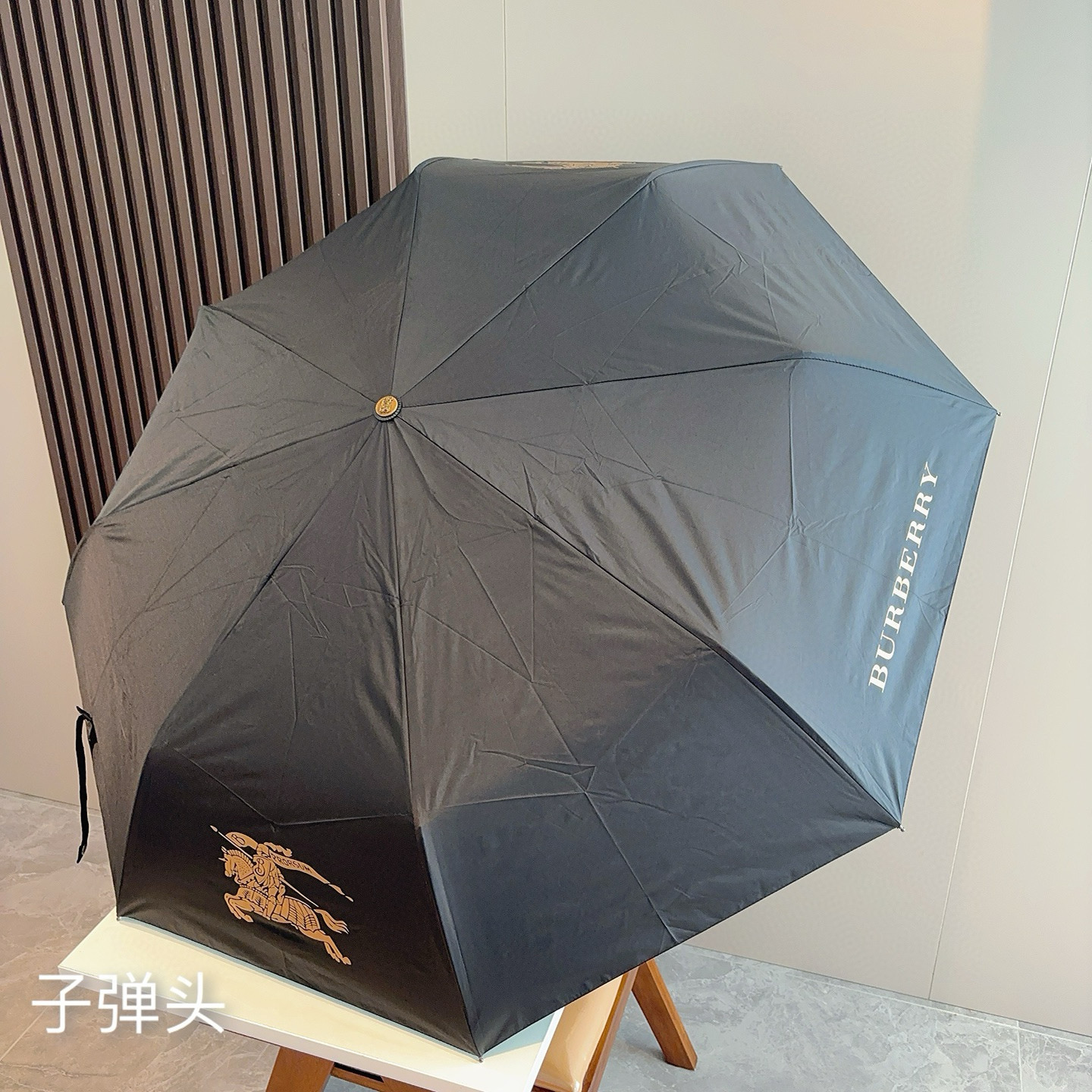  BURBERRY（巴宝莉）子弹手柄 夏季新款 全自动折叠晴雨伞 
黑色涂层防晒有效阻隔紫外线99%，U