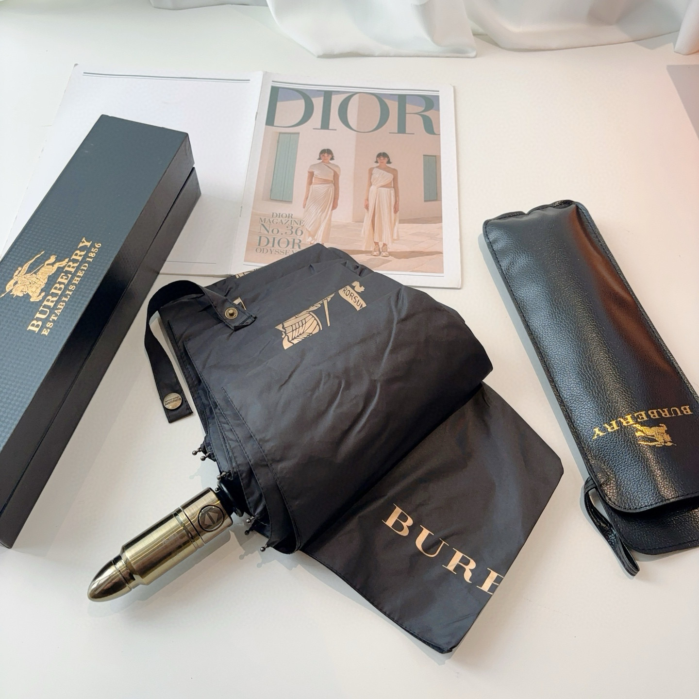 BURBERRY（巴宝莉）子弹手柄 夏季新款 全自动折叠晴雨伞 
黑色涂层防晒有效阻隔紫外线99%，U