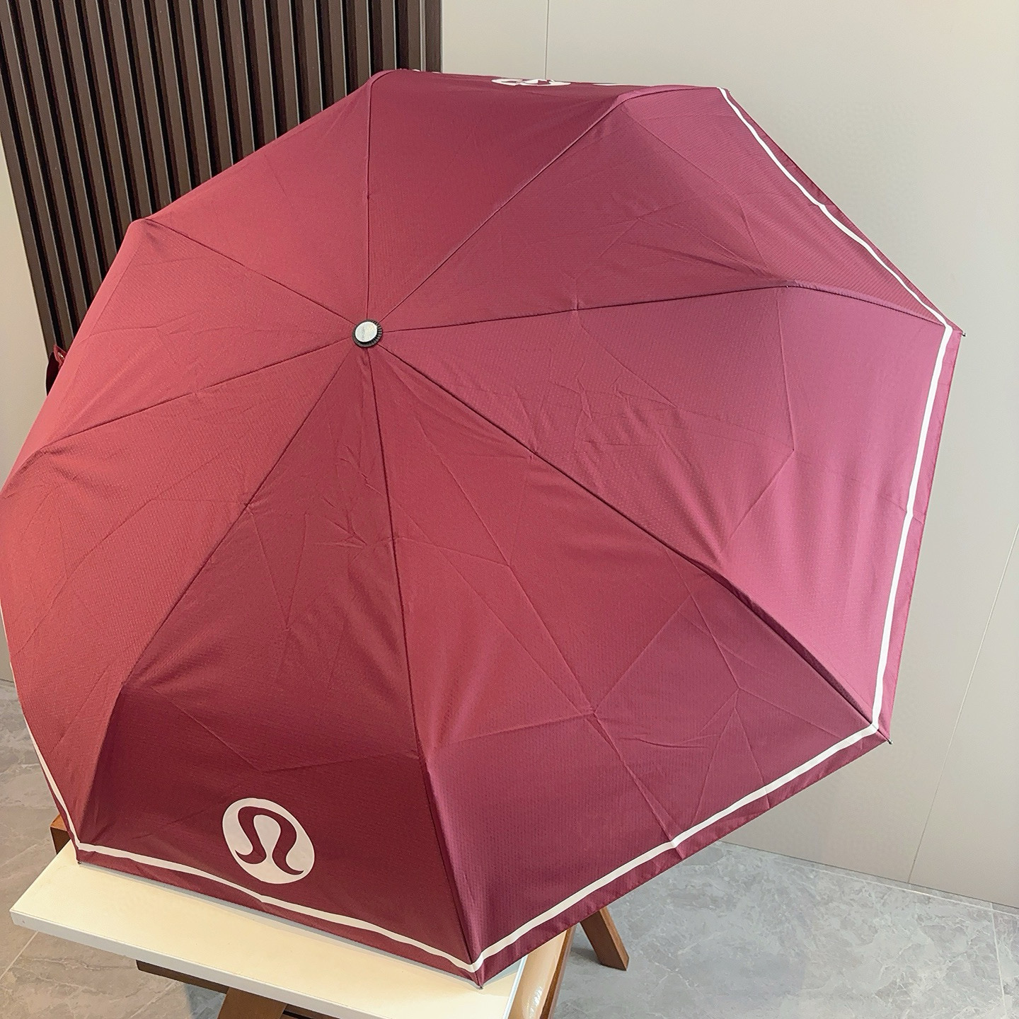  LULULEMON 三折自动折叠晴雨伞 灵魂LOGO为一体的设计风格高雅奢华 带在身上带来独特视觉效果