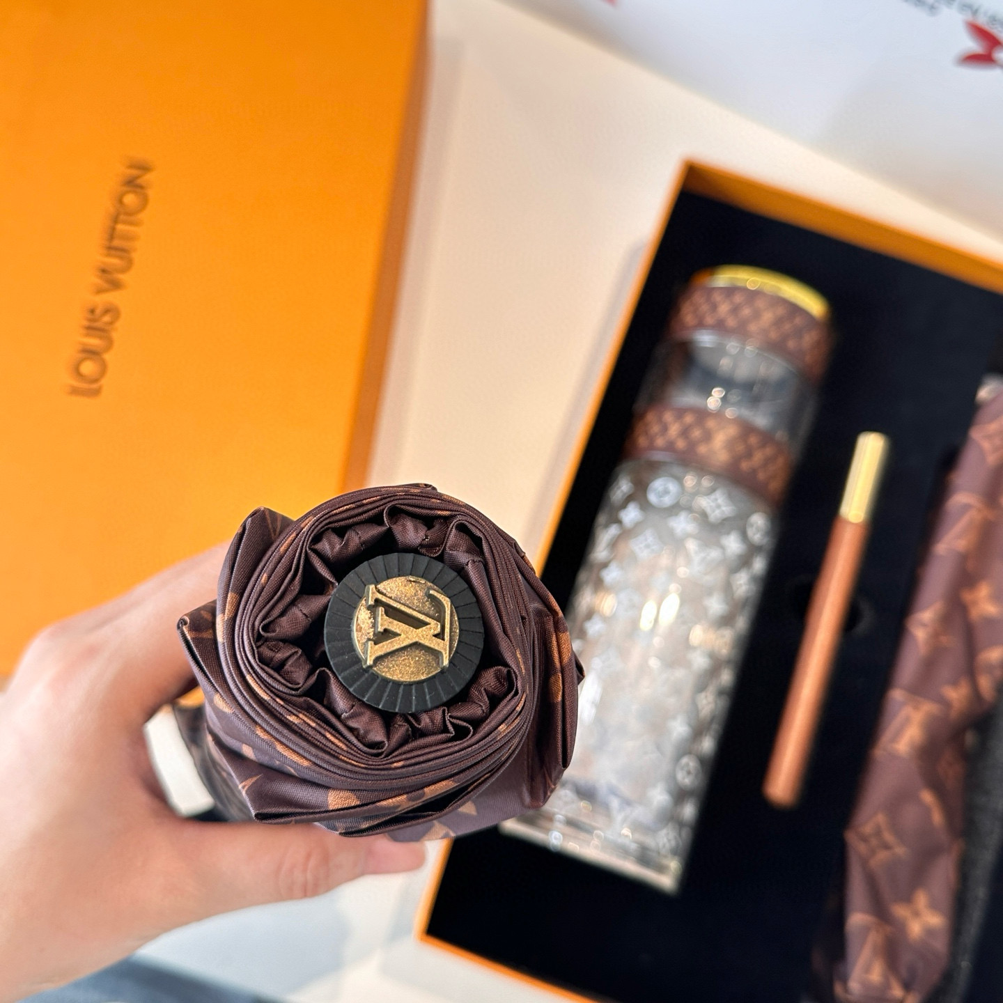  LOUIS VUITTON 路易威登 套装3件套 玻璃杯 ➕圆珠笔➕超强抗风8骨晴雨伞 高级实用的小礼