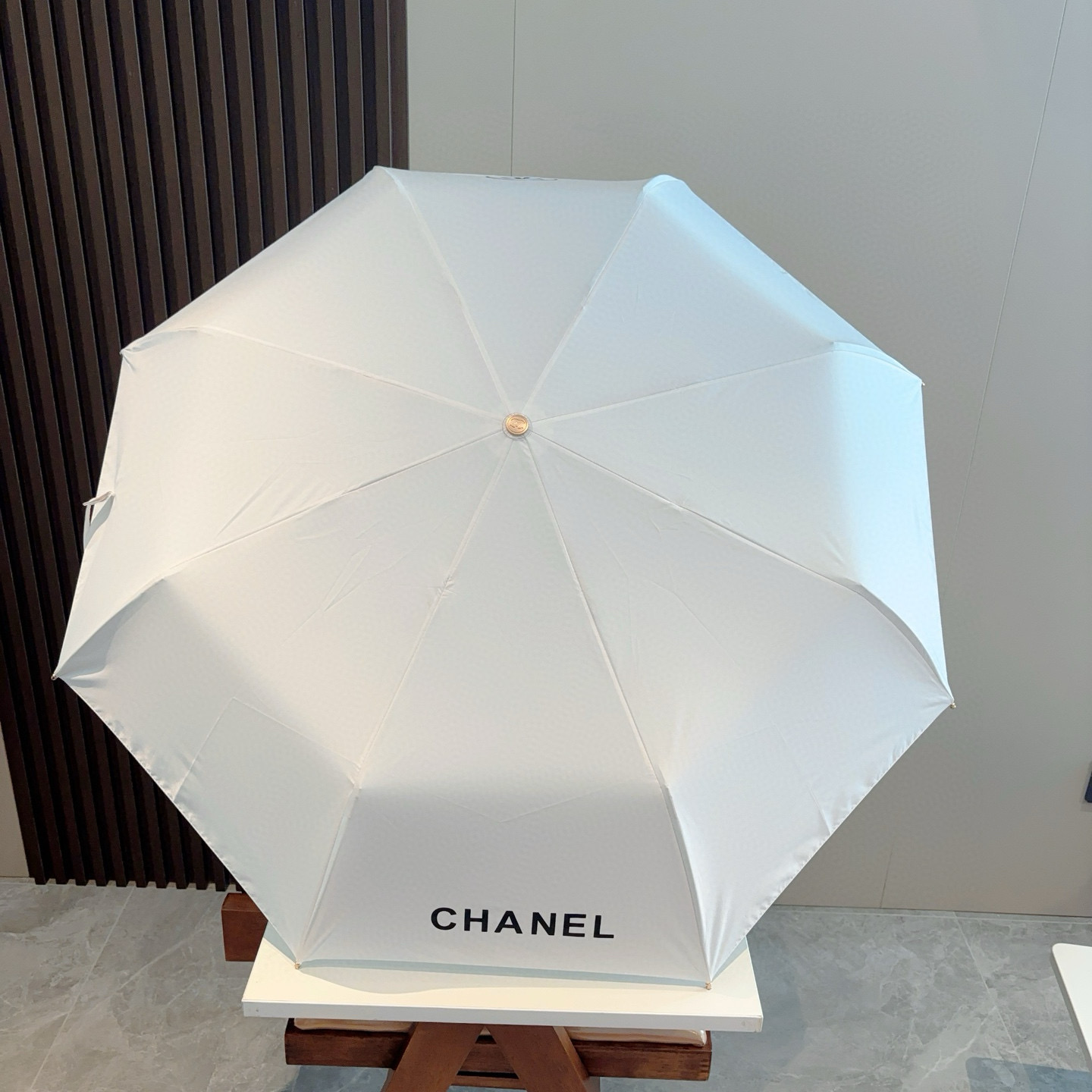 香奈儿（CHANEL）三折手开款💋💋💋 高端玫瑰花手柄专柜夏季新款 采用加镁铝合金伞骨超轻超坚韧 很有国