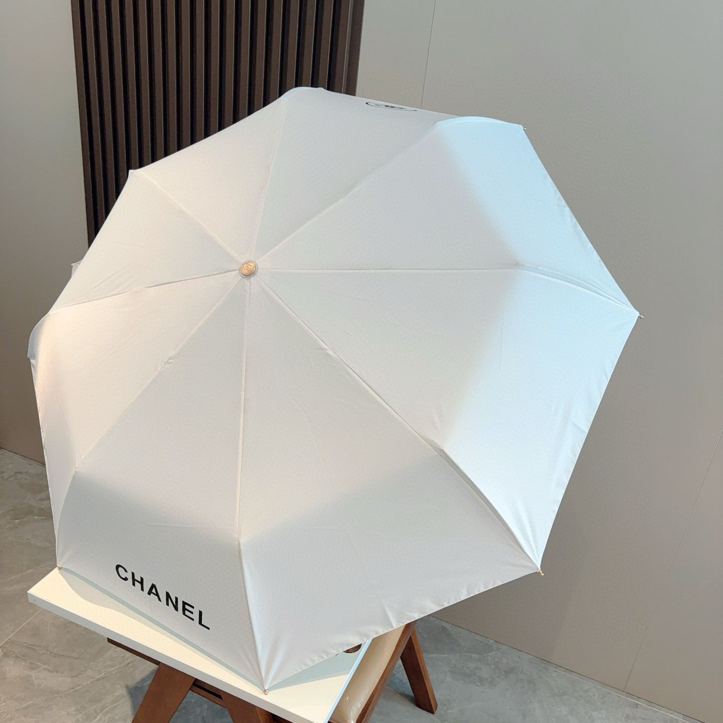 香奈儿（CHANEL）三折手开款💋💋💋 高端玫瑰花手柄专柜夏季新款 采用加镁铝合金伞骨超轻超坚韧 很有国
