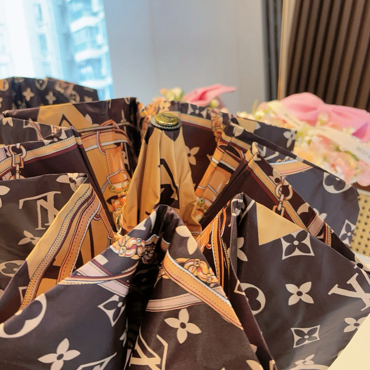LOUIS VUITTON （路易威登）新款 三折自动折叠晴雨伞 新涂层技术深色伞面 拥有令人惊喜的遮光