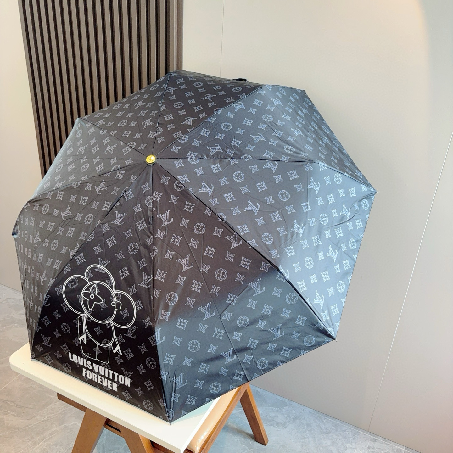LOUIS VUITTON （路易威登）新款 三折自动折叠晴雨伞 新涂层技术深色伞面 拥有令人惊喜的遮光
