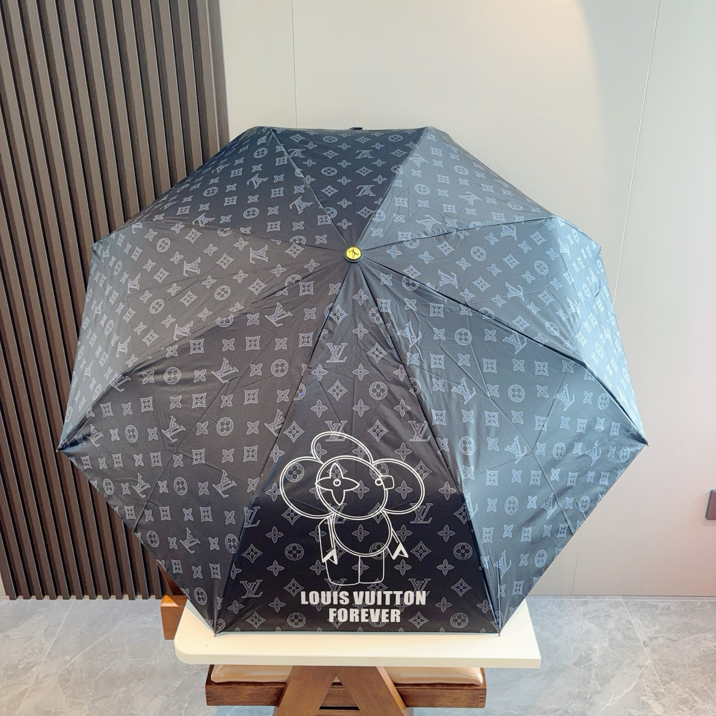 LOUIS VUITTON （路易威登）新款 三折自动折叠晴雨伞 新涂层技术深色伞面 拥有令人惊喜的遮光