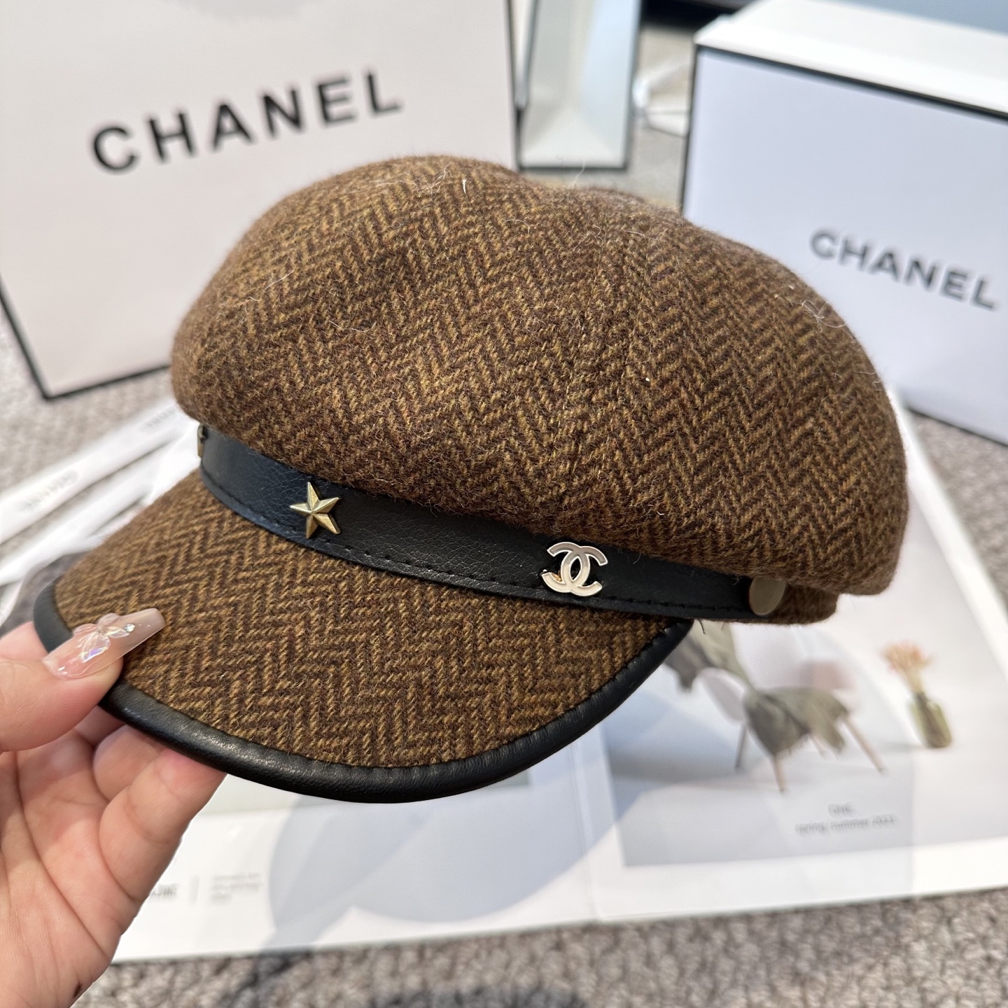 CHANEL 香奈儿 新款铆钉五角星⭐️八角帽 ，高版本原单品质 简约经典logo，质感超级赞👍，精致大